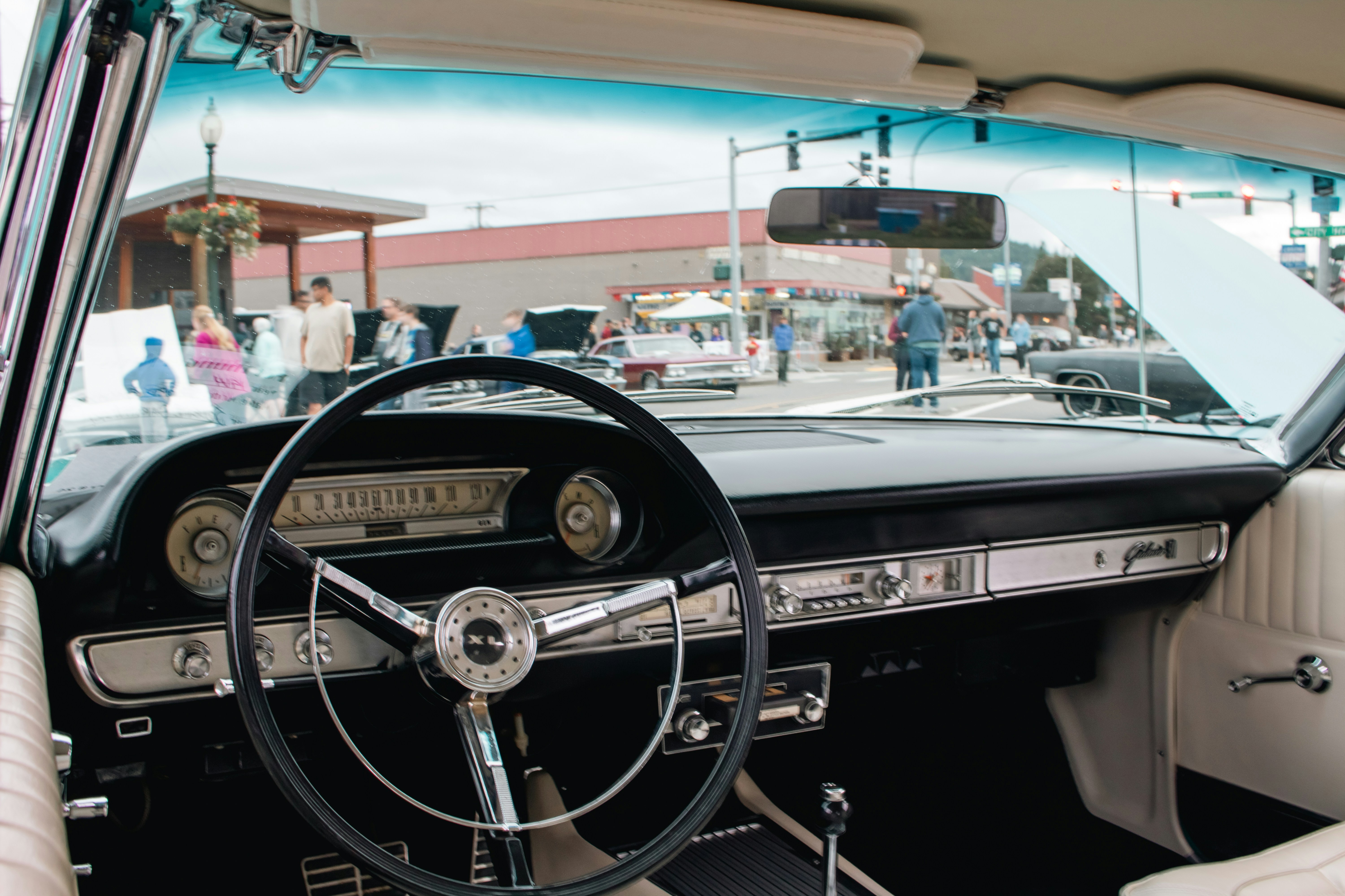 Das Interieur eines Autos mit Lenkrad und Armaturenbrett