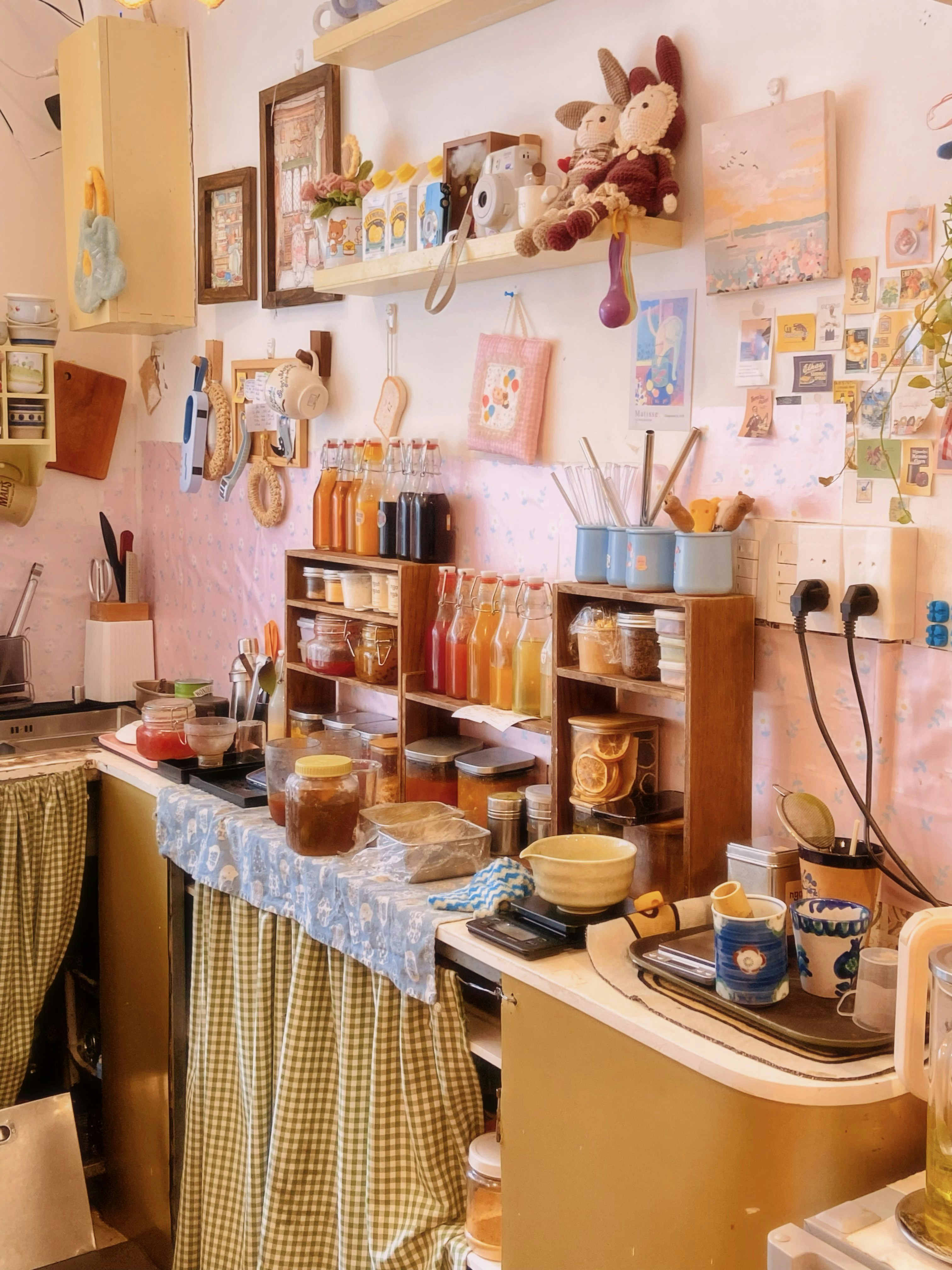 Una cocina llena de mucho desorden y decoración