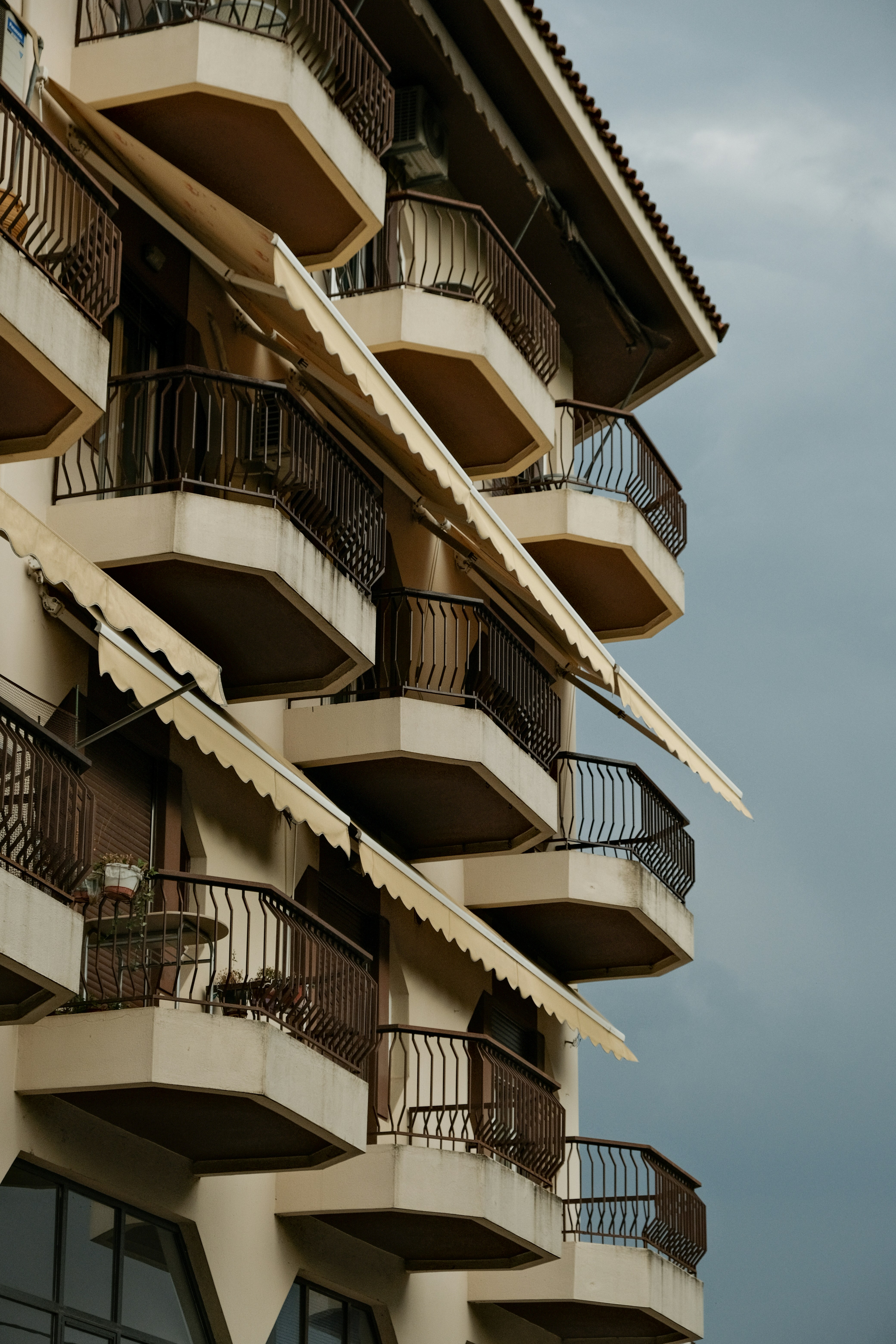 A tall building with balconies and balconies on the balconies