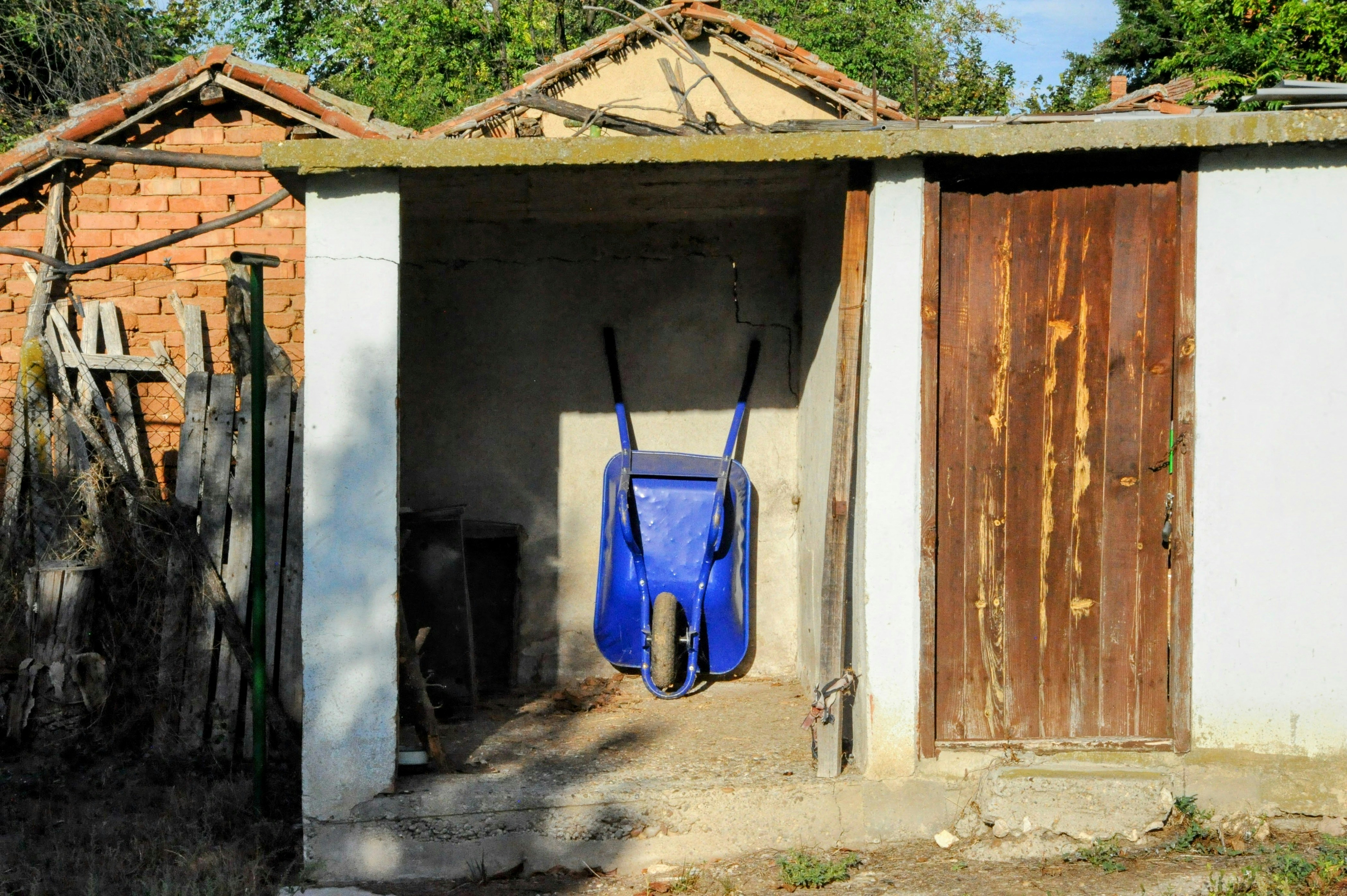 Un pequeño edificio con una silla azul