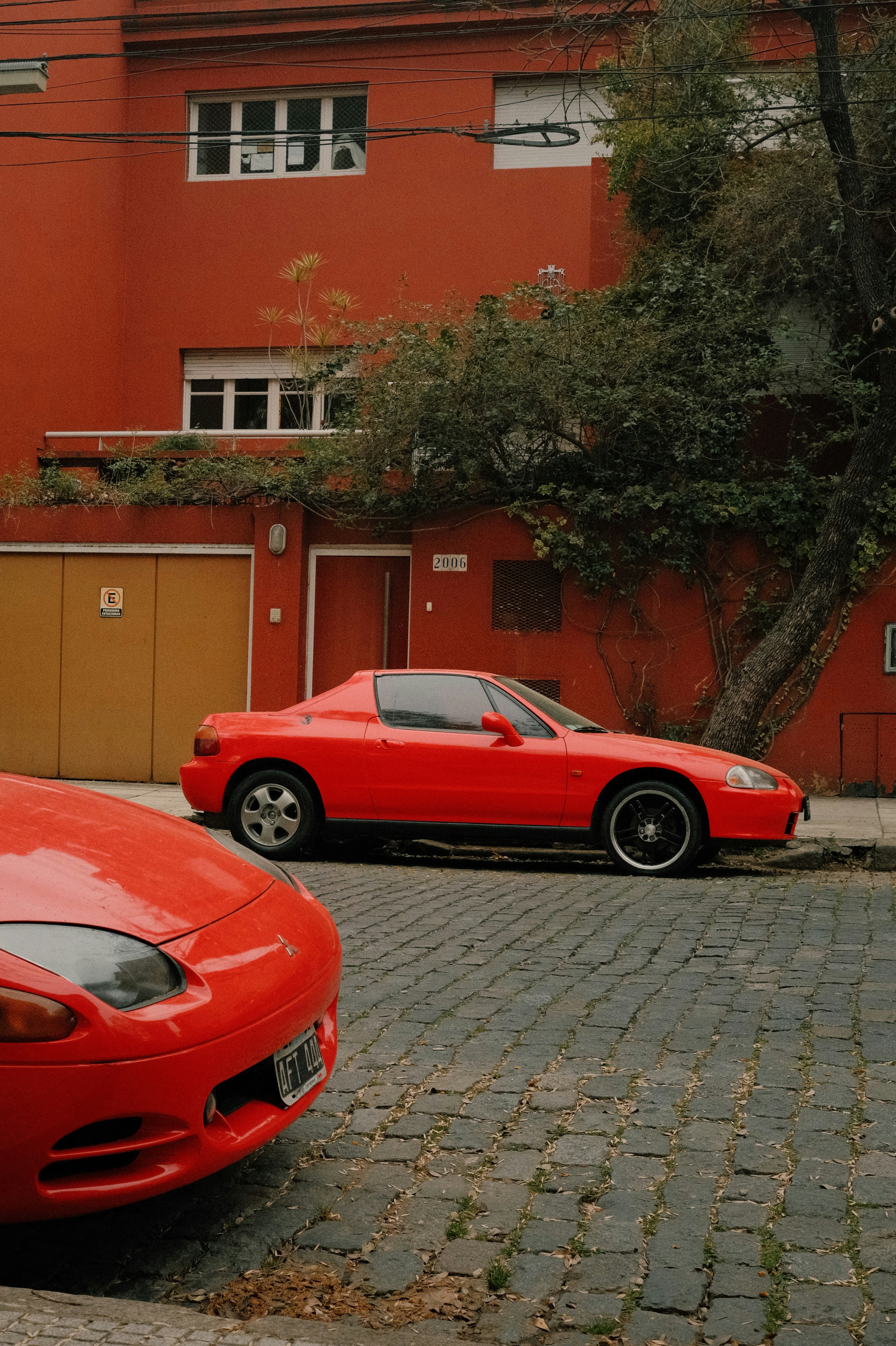 Red hypercar parked, ilustrasi artikel W Motors Lykan Hypersport: Unleash Luxury & Speed with Stunning Wallpapers 2