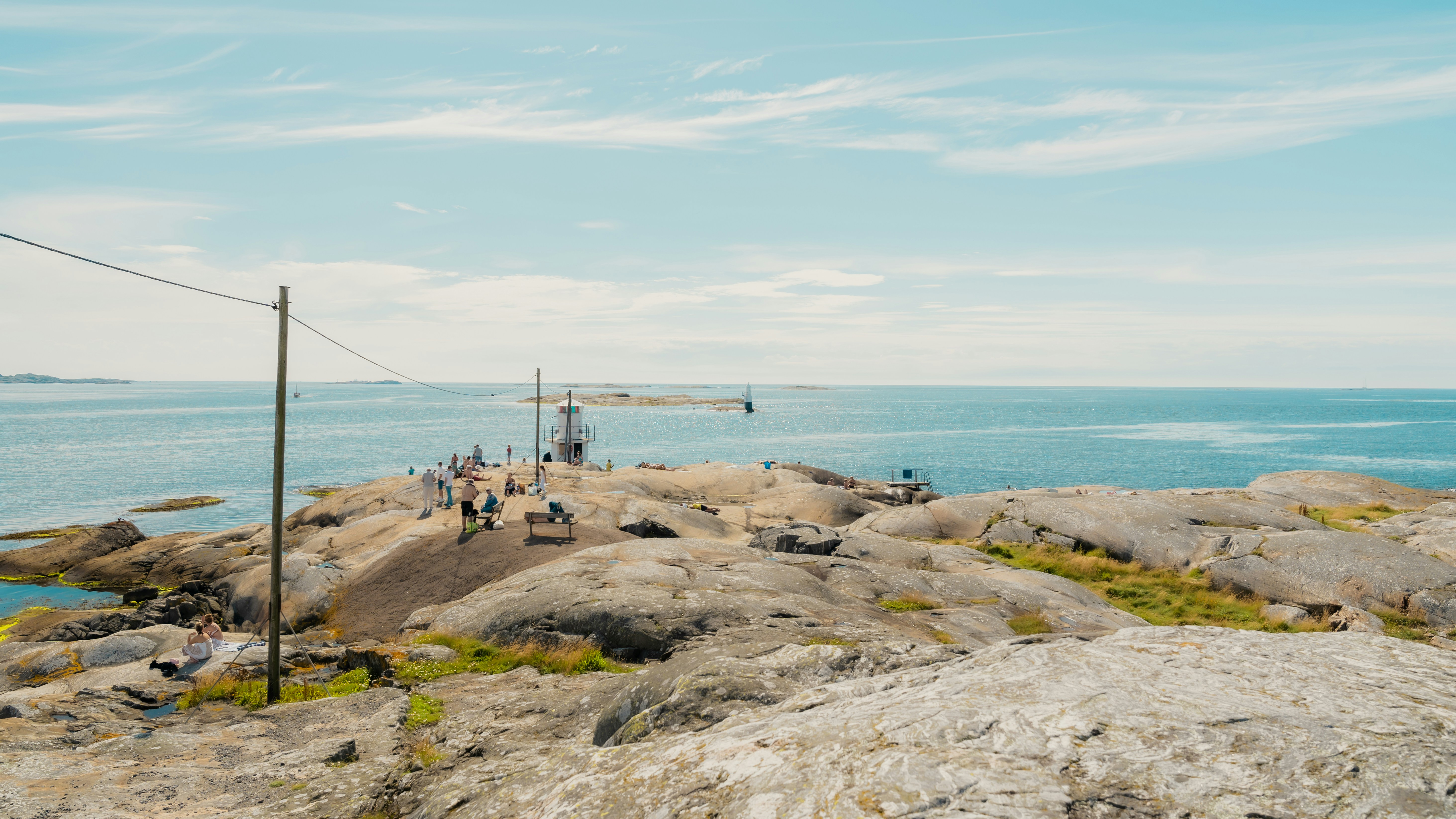 Eine Gruppe von Menschen steht auf einem felsigen Strand
