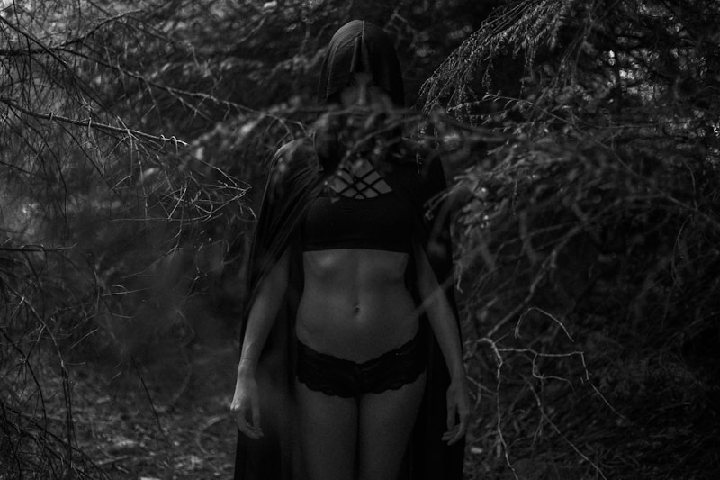 Sugar baby seksi berjalan di hutan