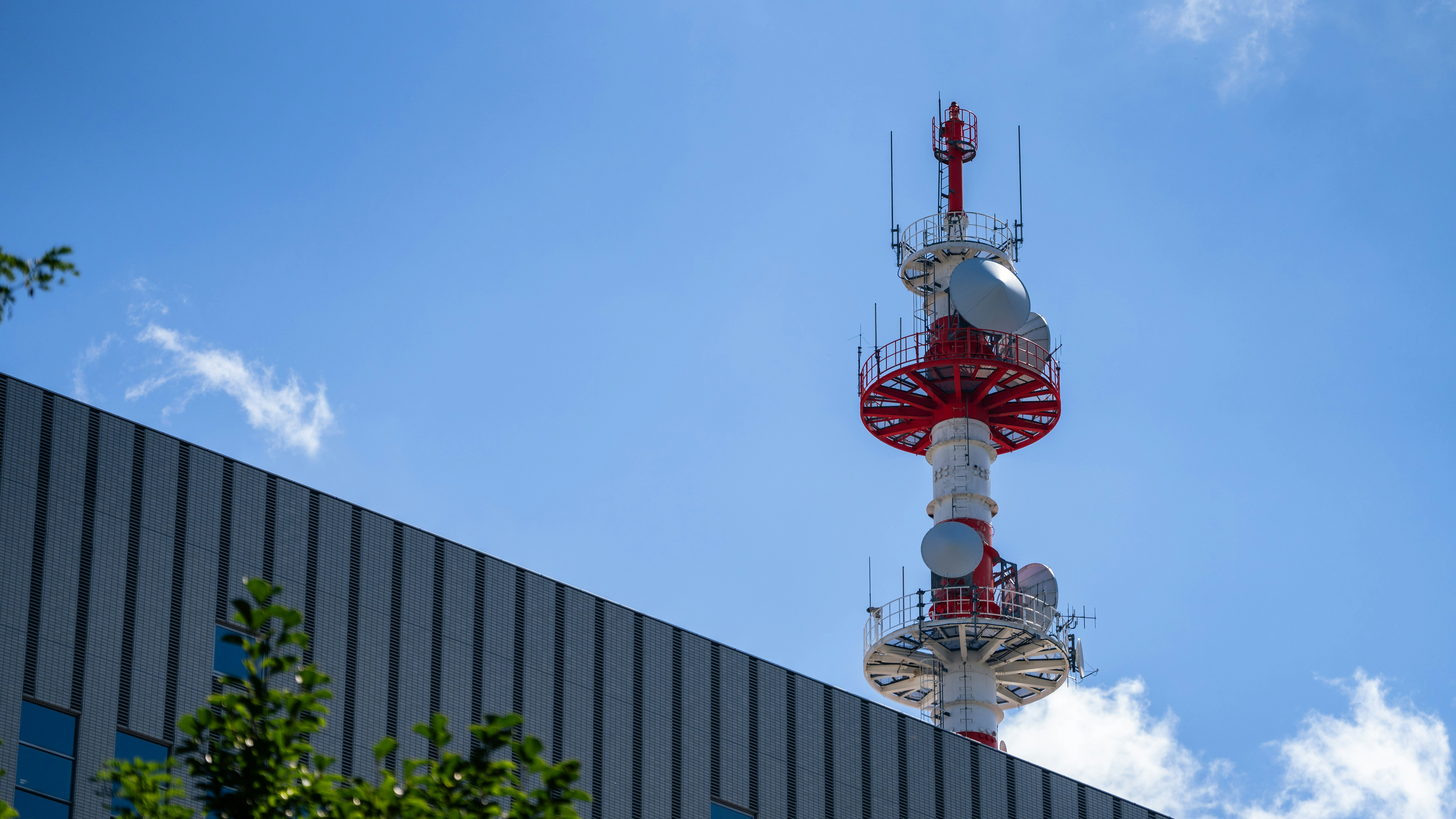 Ein rot-weißer Turm auf einem Gebäude