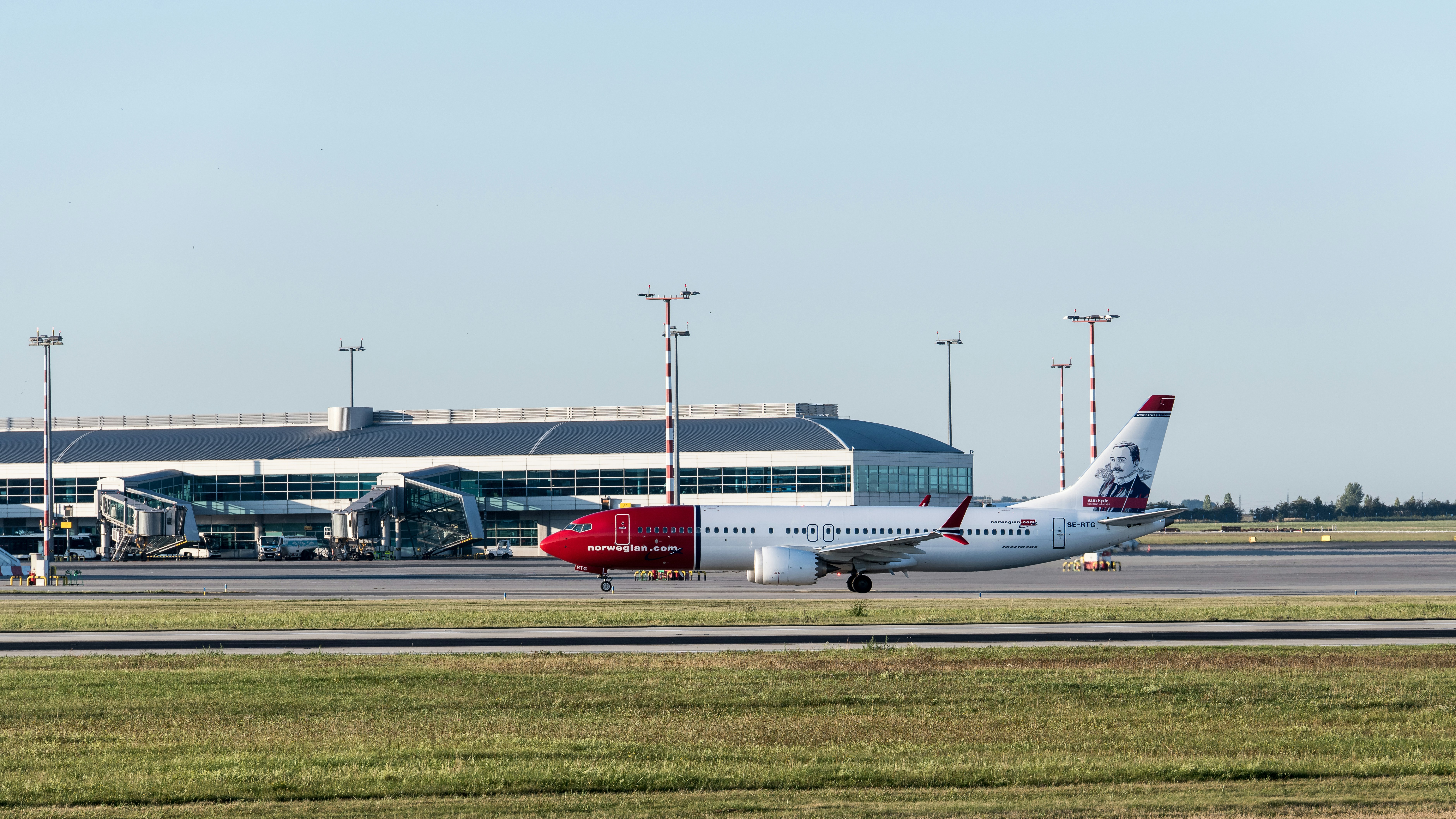 A large jetliner sitting on top of an airport runway
