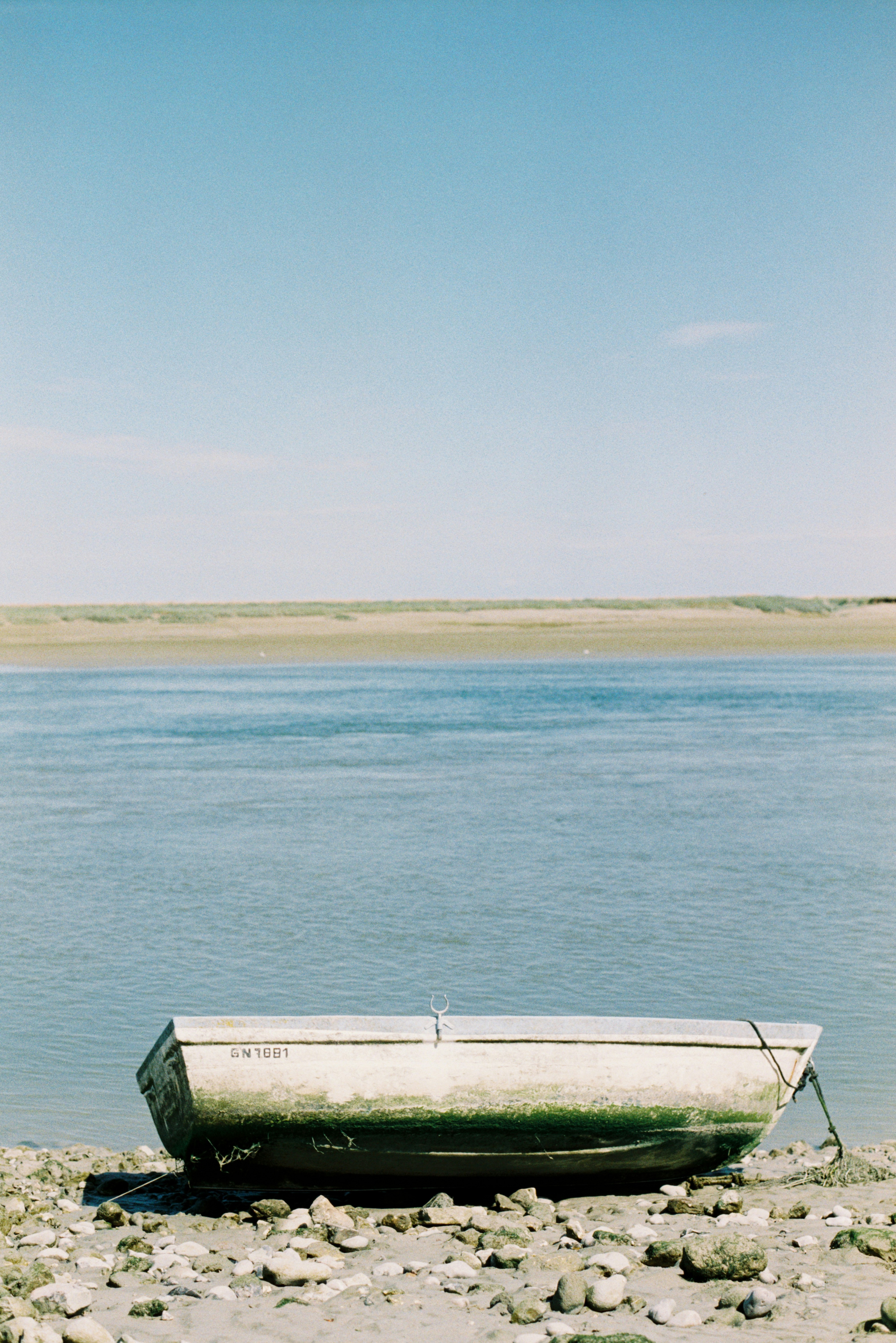 Un bateau posé au bord d’un lac