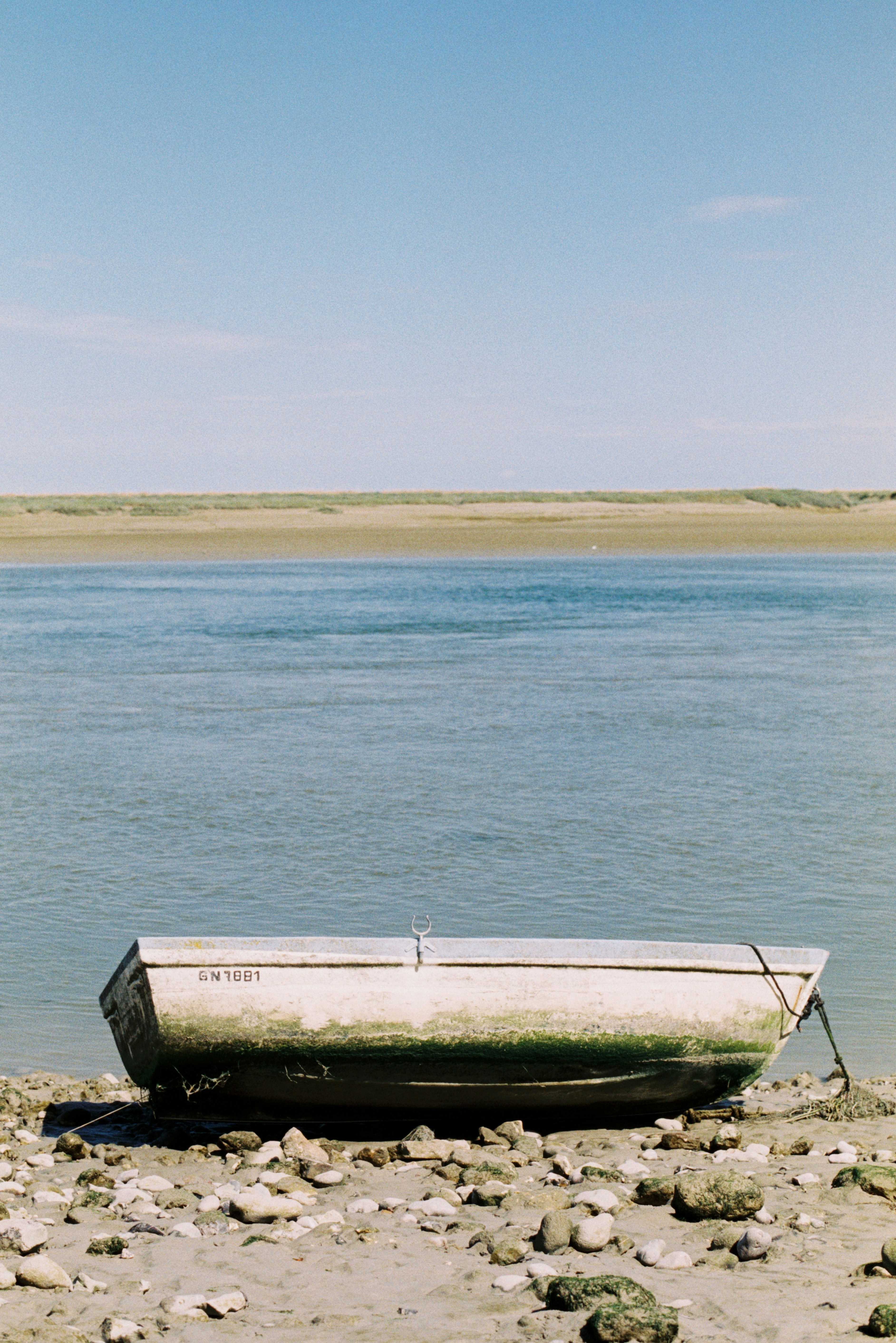 Un bateau posé au bord d’un lac