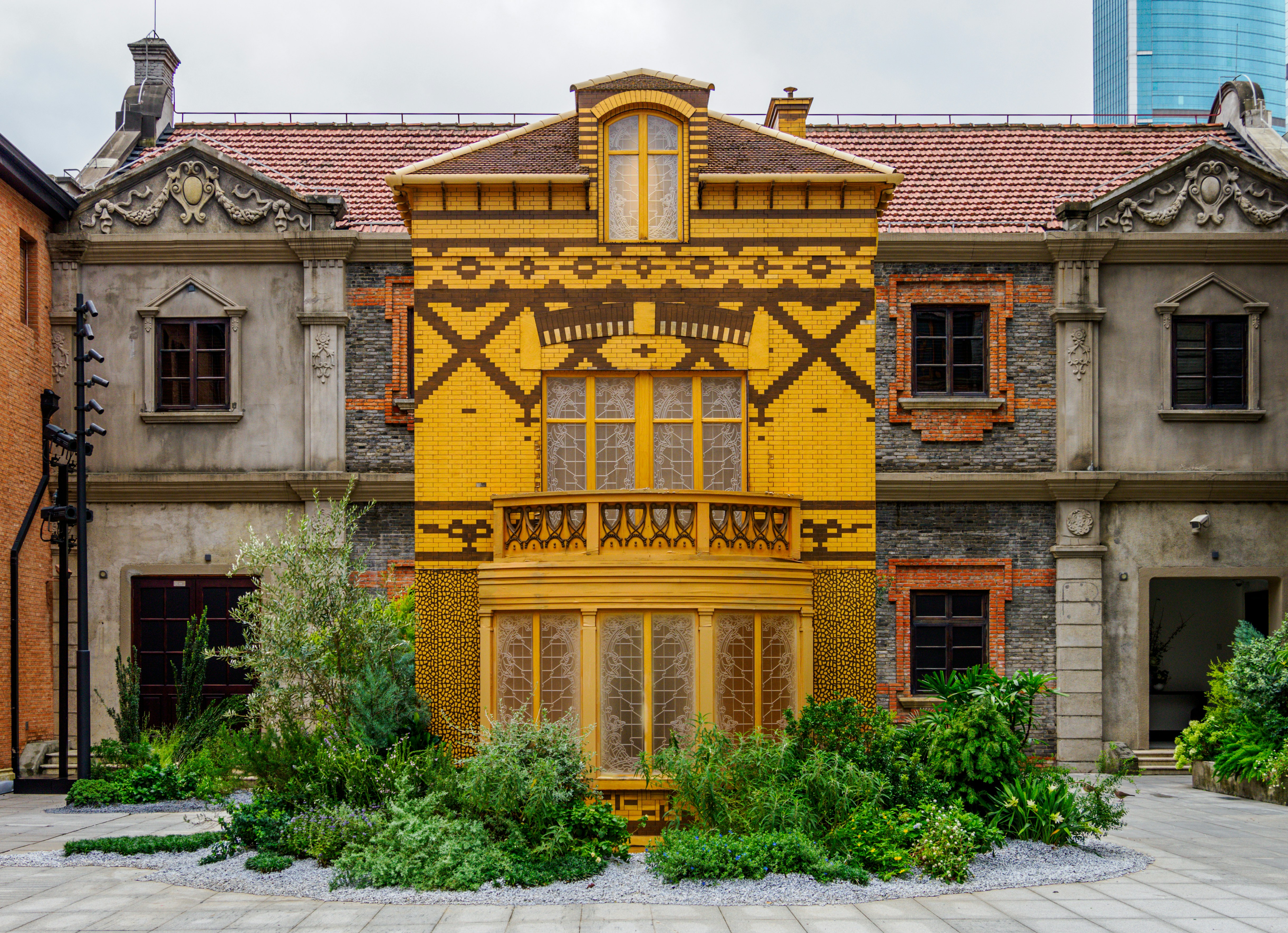 Un banco amarillo sentado frente a un edificio