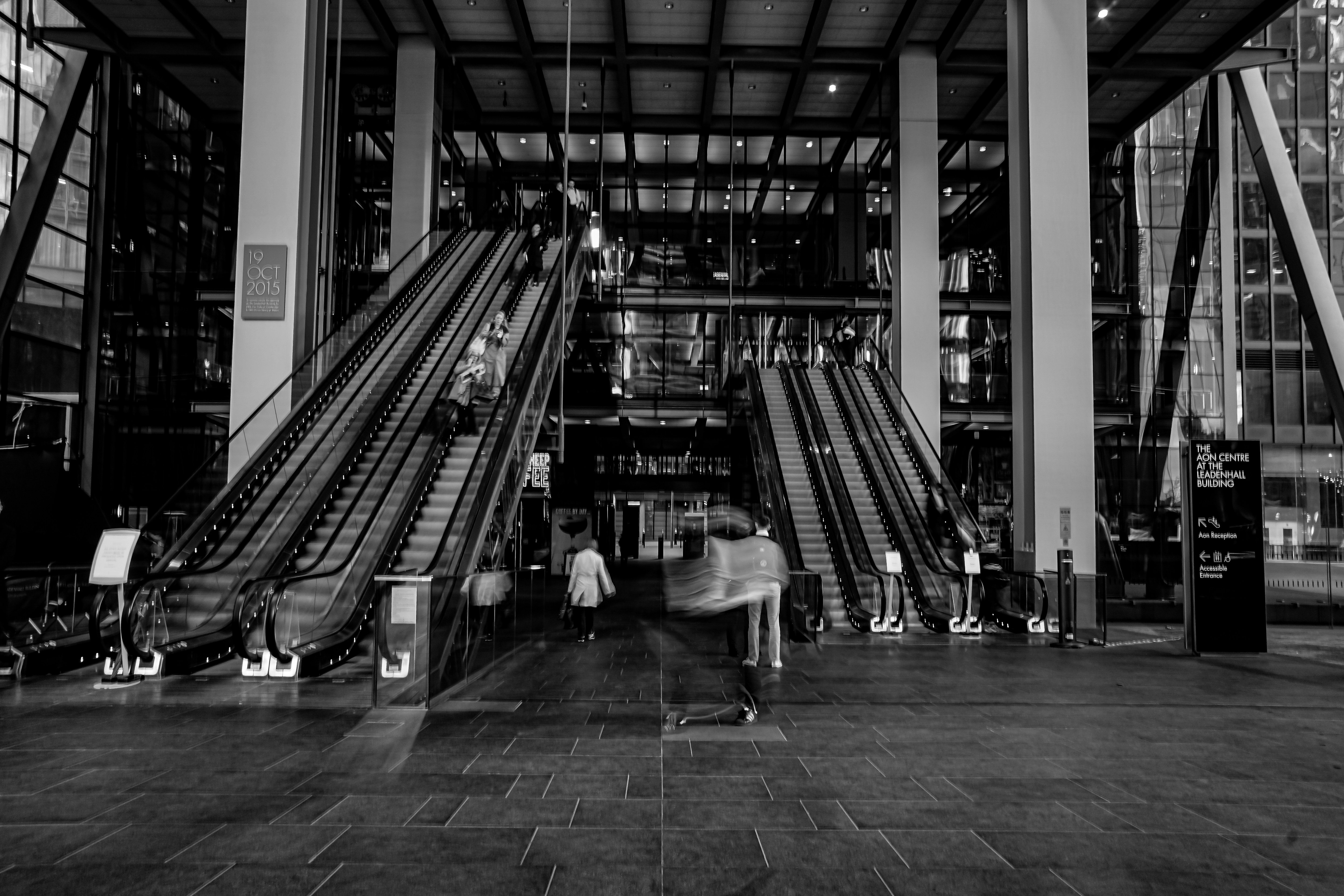 Ein Schwarz-Weiß-Foto eines großen Gebäudes