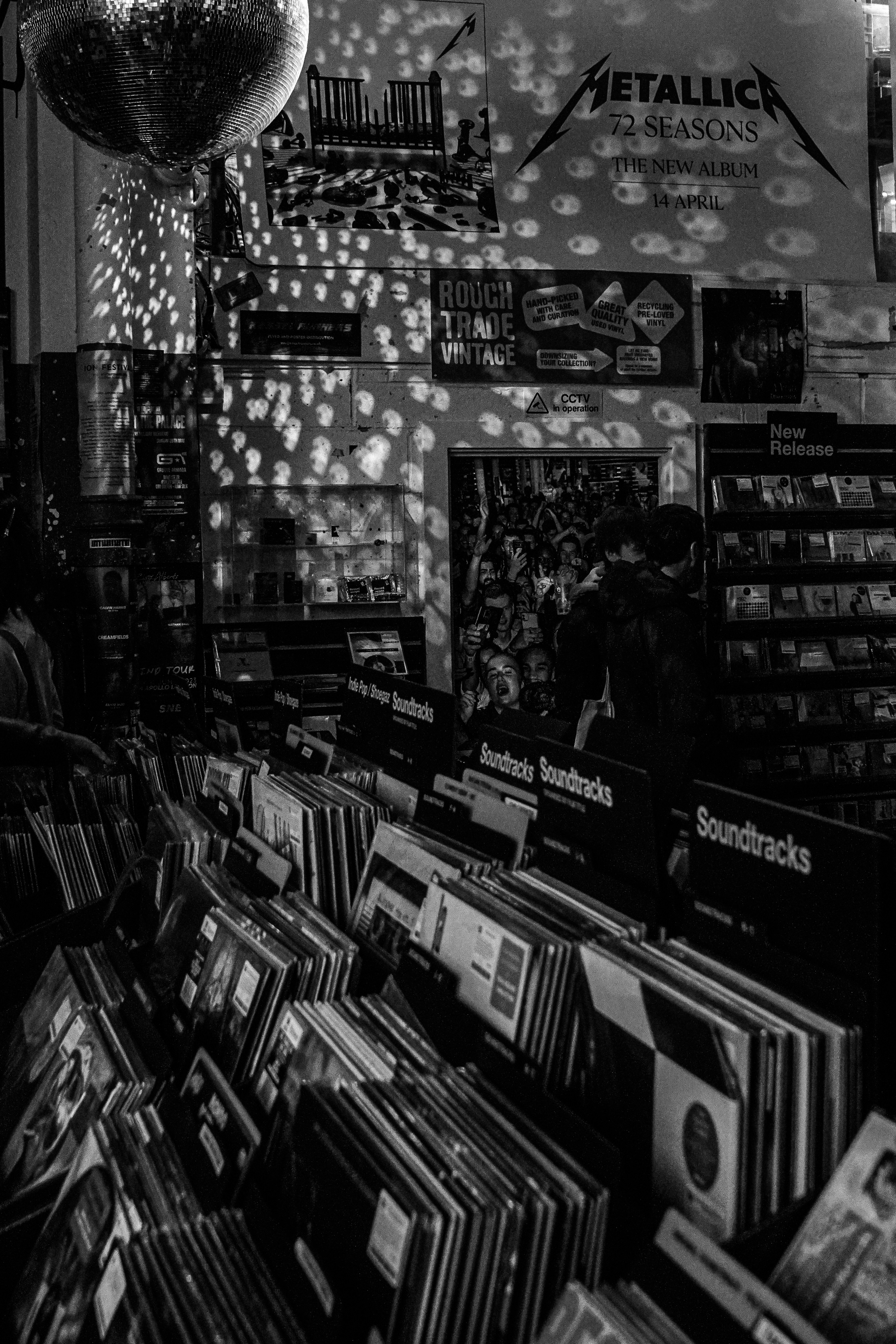 Una foto en blanco y negro de una tienda de discos