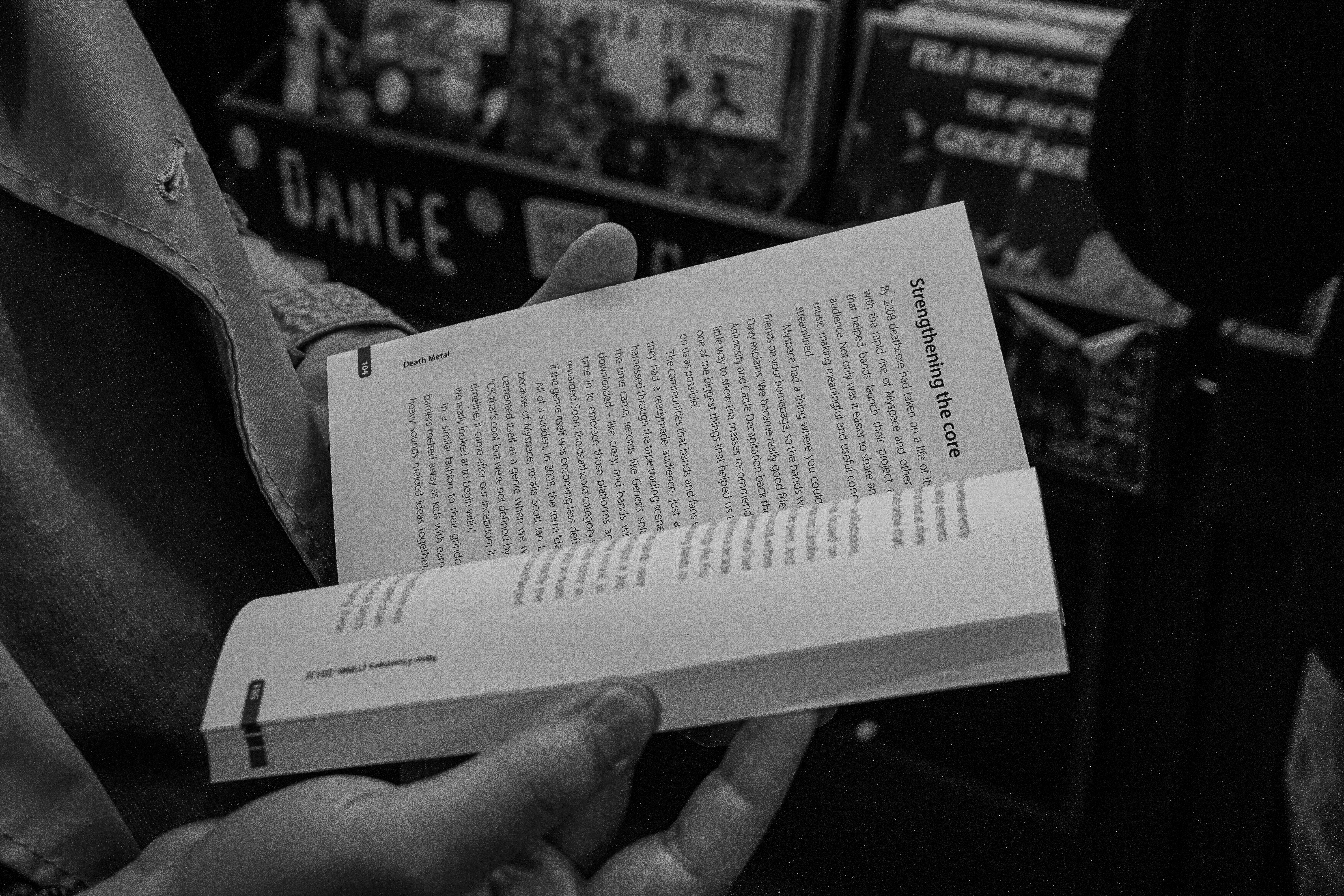 Una persona que sostiene un libro en sus manos