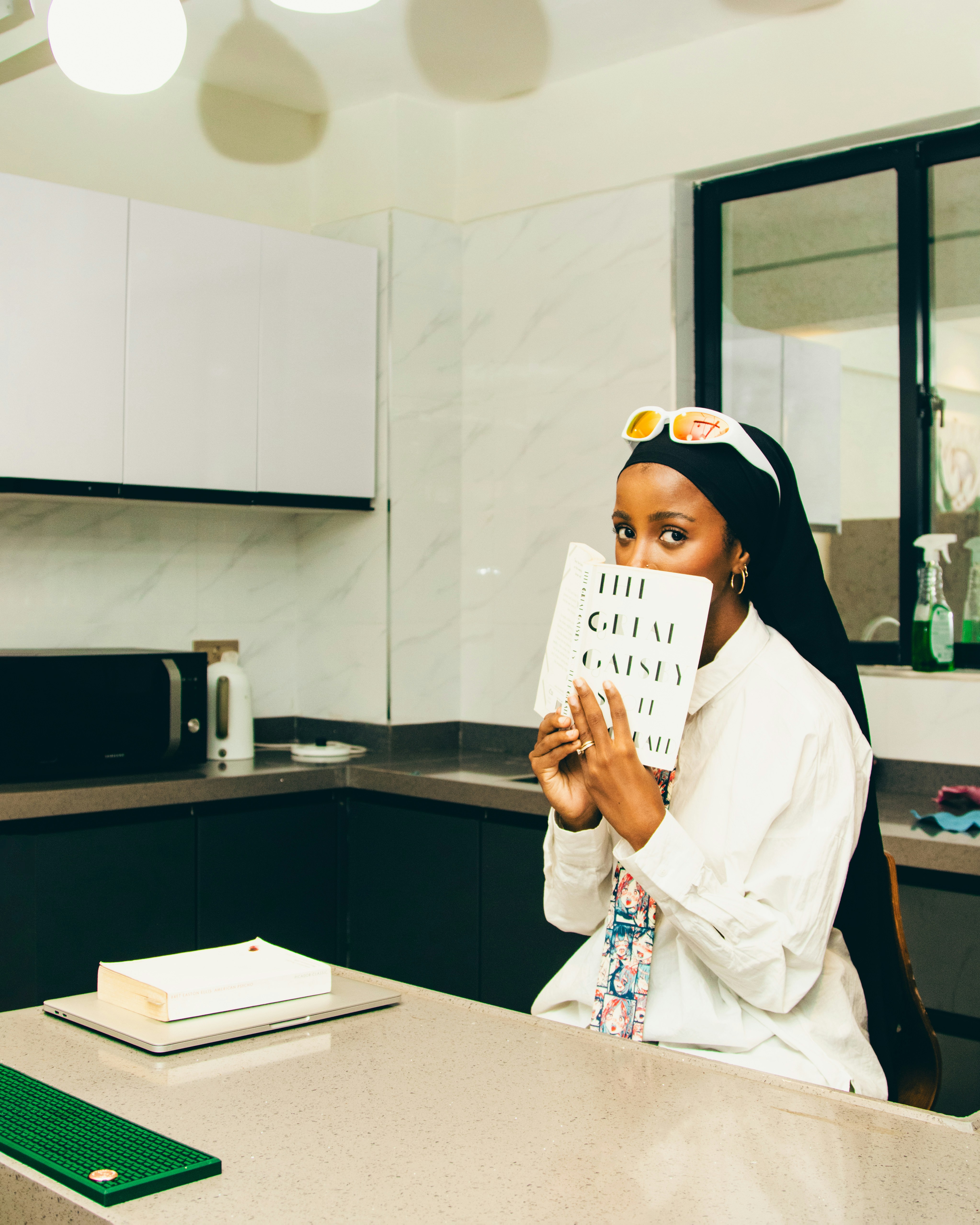 um, mulher, sentando, em, um, cozinha, balcão, leitura, um, livro