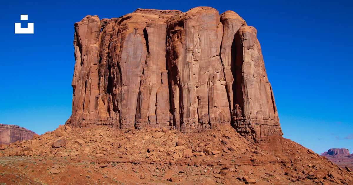 Formacion Rocosa Una gran formación rocosa en medio de un desierto foto – Imagen de ...