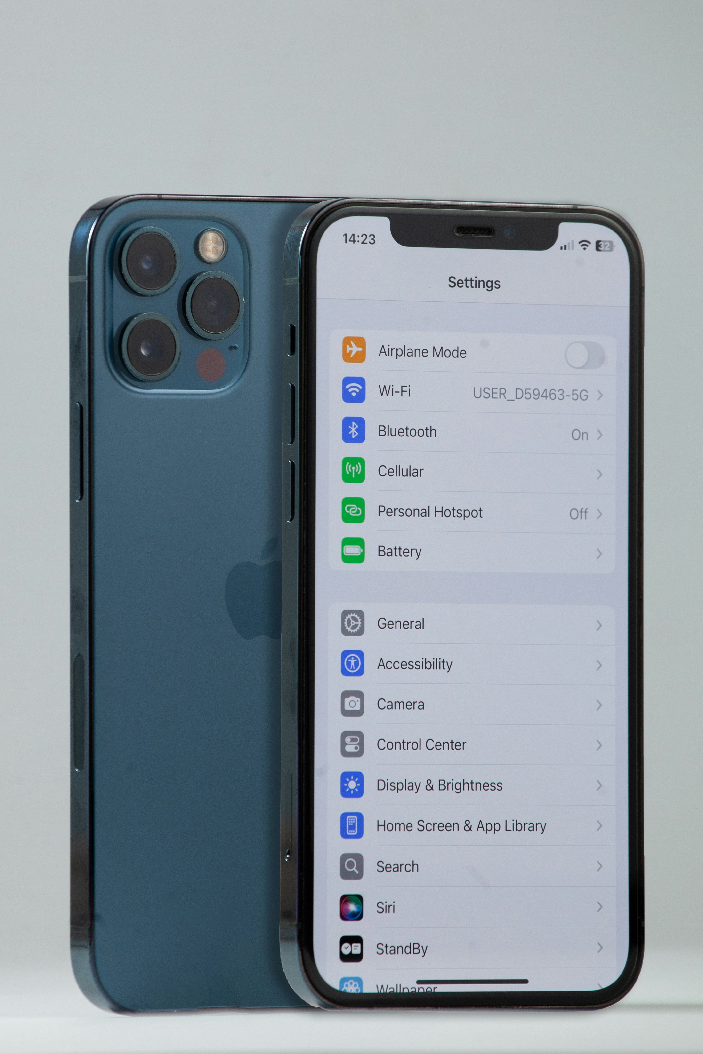 iPhone с экраном настроек iCloud