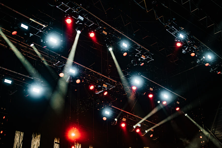 Stage truss and staging structure