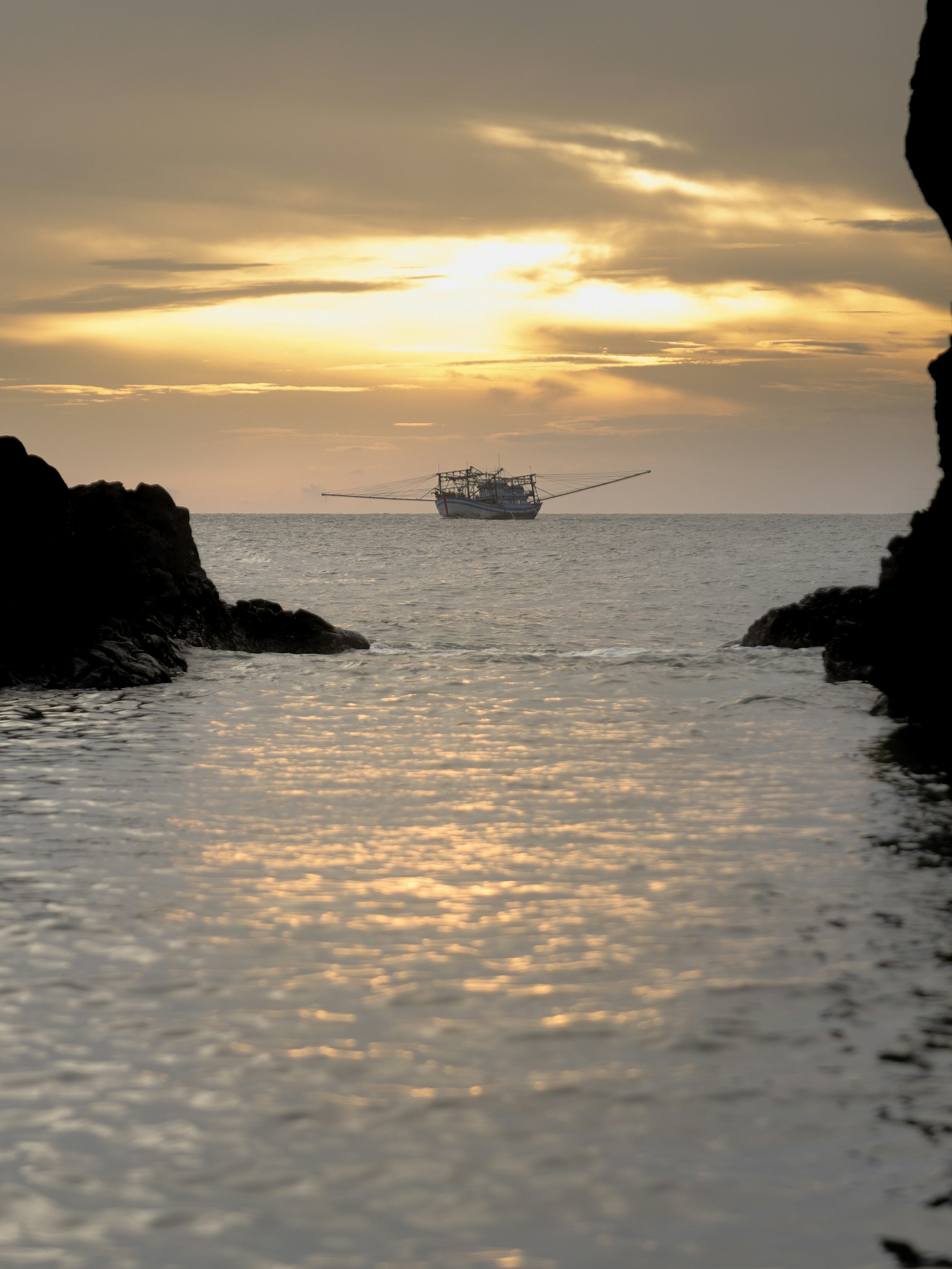 A boat is out in the ocean at sunset photo – Free Beach Image on Unsplash