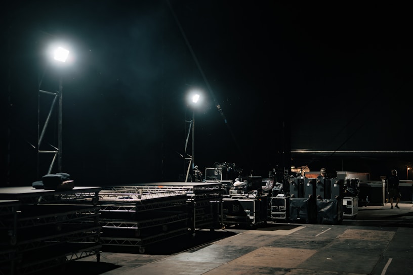 A group of lights that are on in the dark