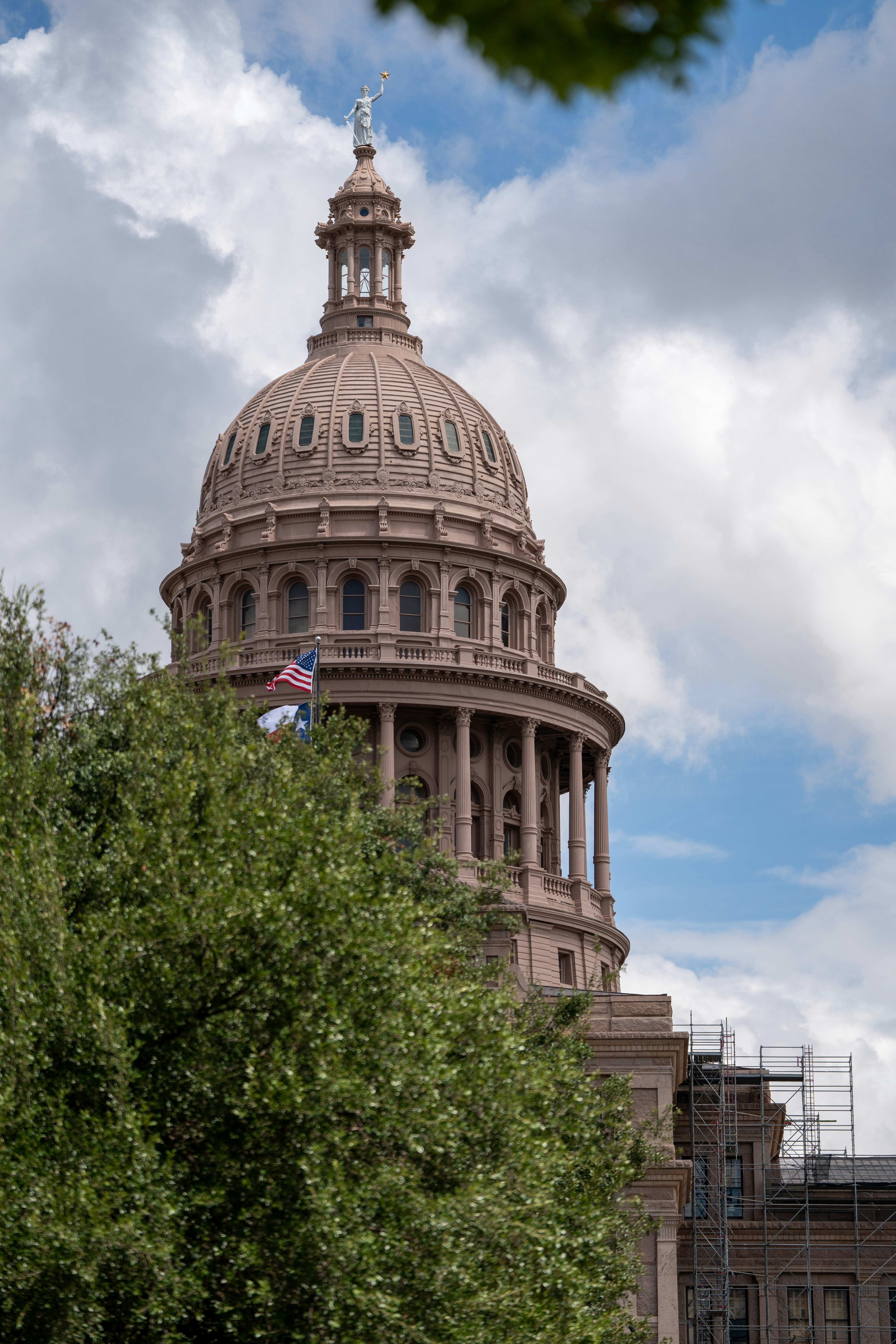 A view of the capitol building from across the street
