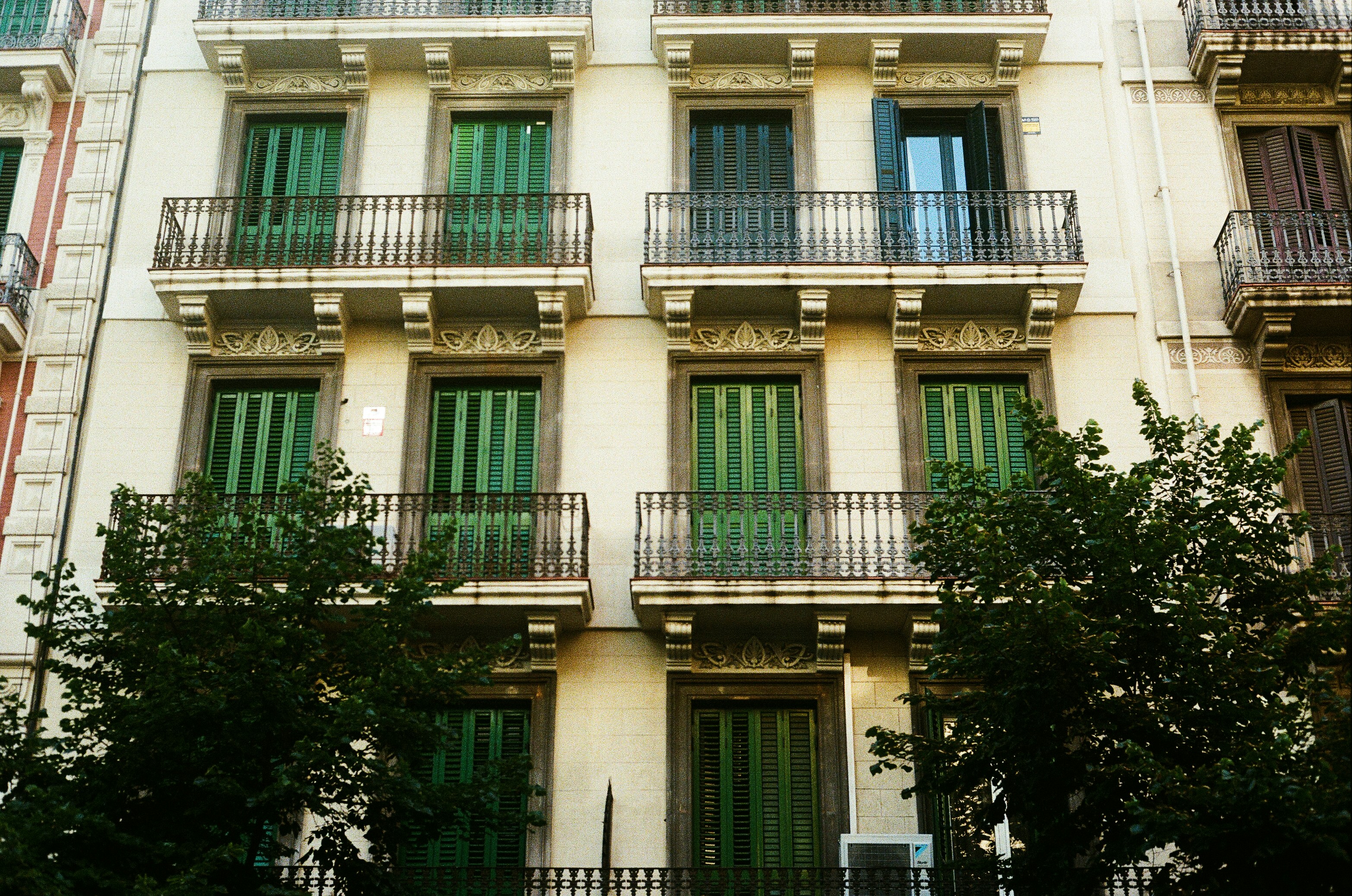 A tall building with lots of windows and balconies