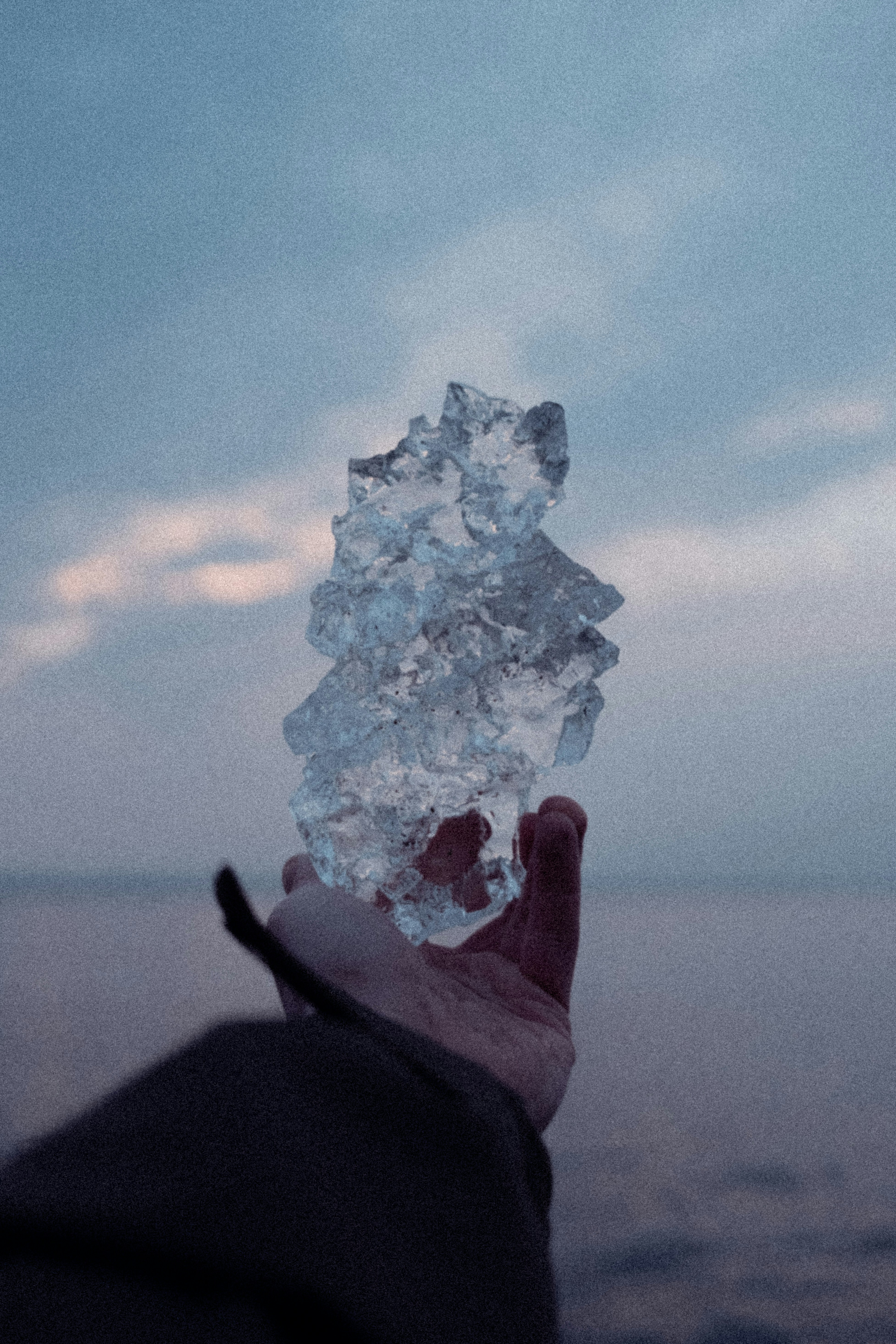 Uma pessoa segurando um pedaço de gelo na mão