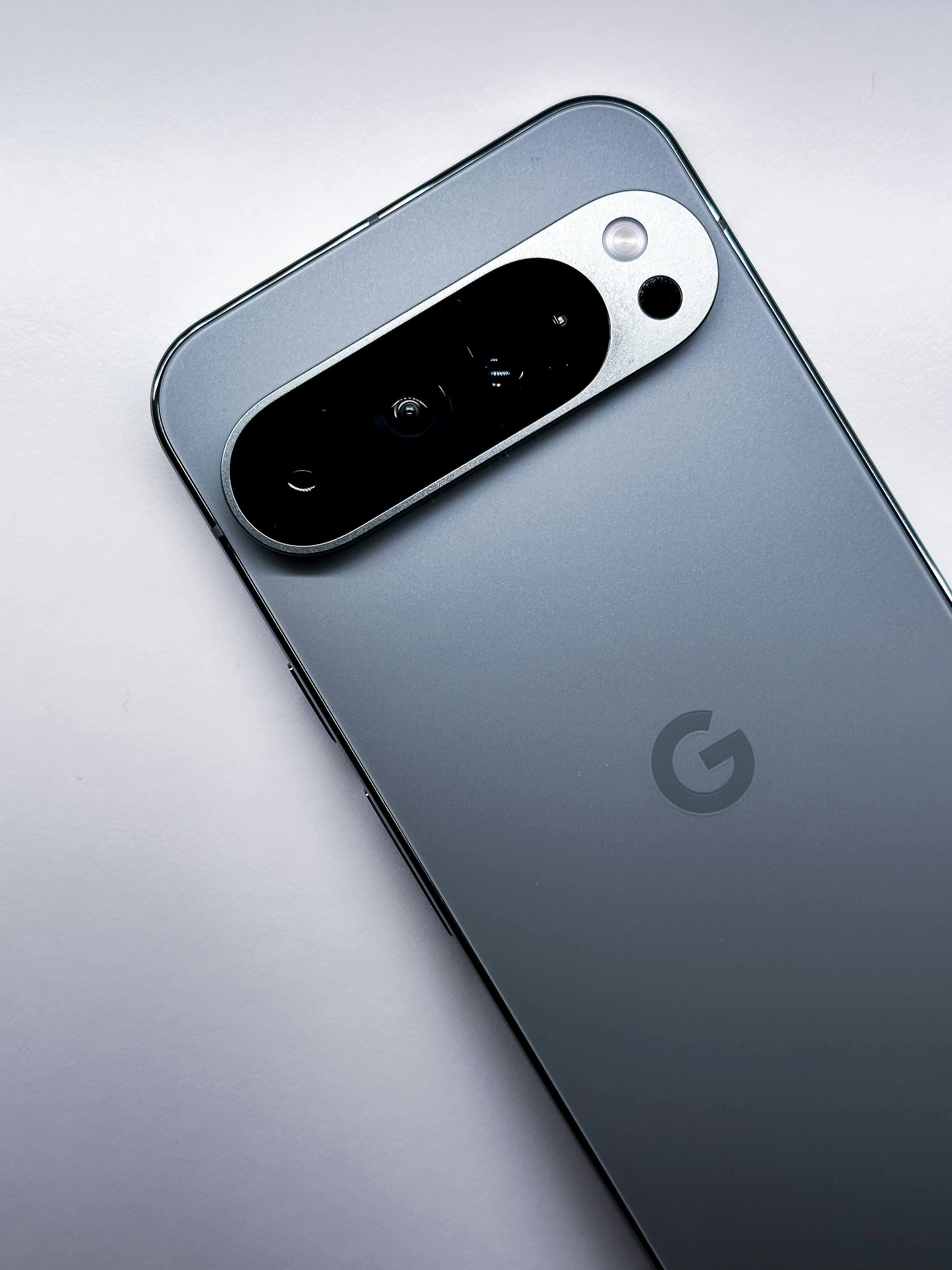 Un primer plano de un teléfono celular sobre una mesa