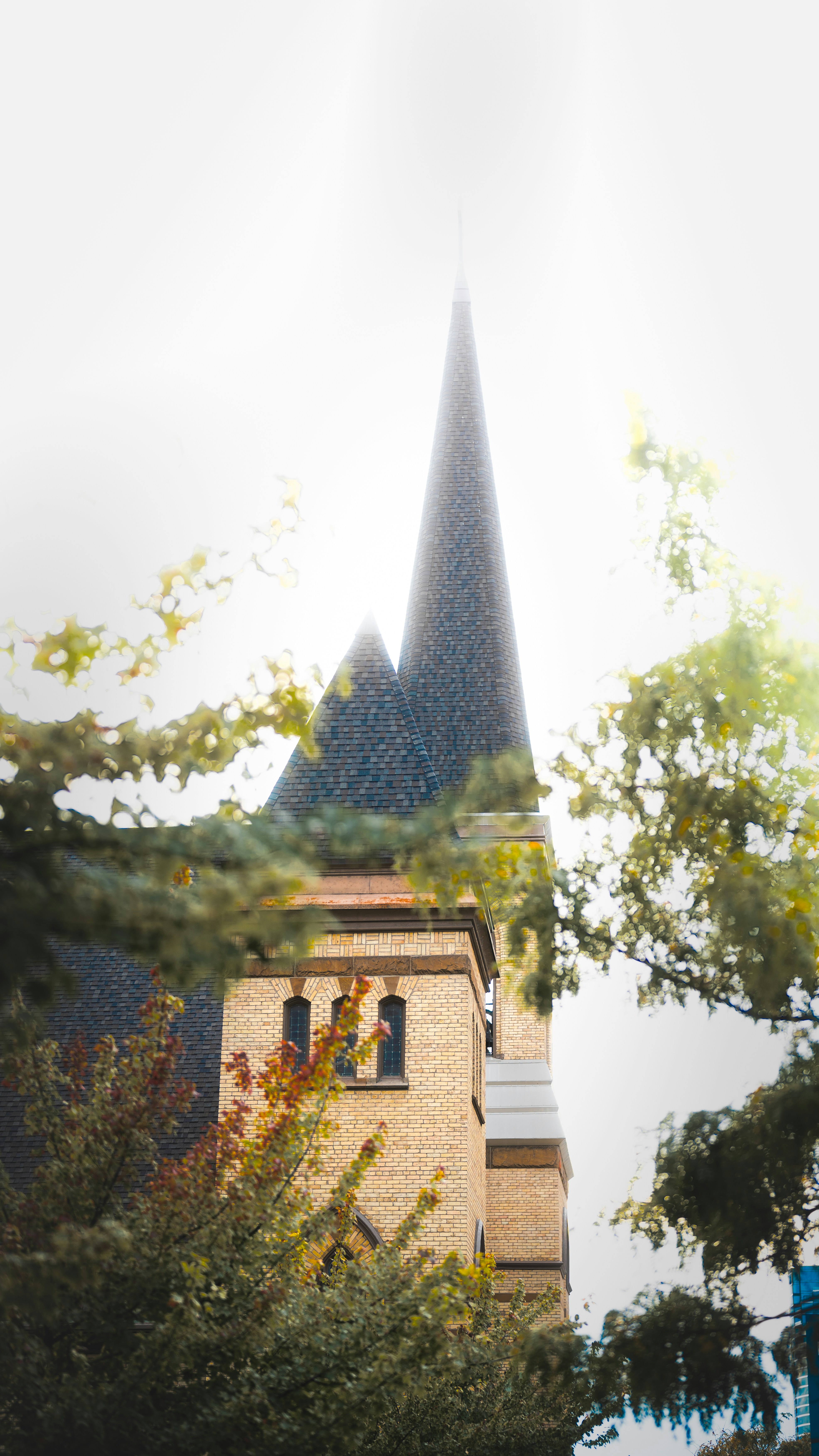 Un edificio alto con un reloj en la parte superior