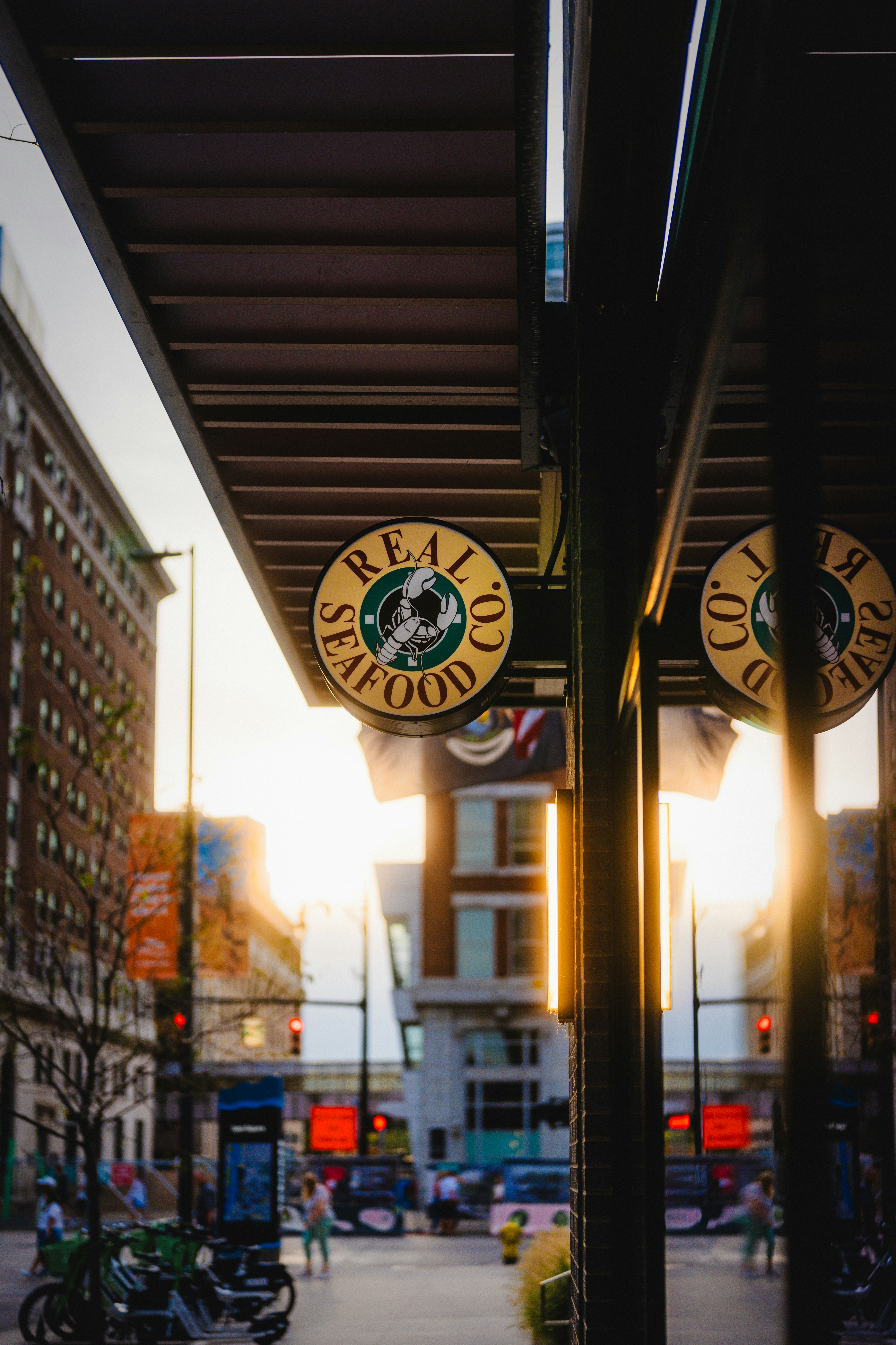 Una calle de la ciudad con una estación de tren con un reloj al lado