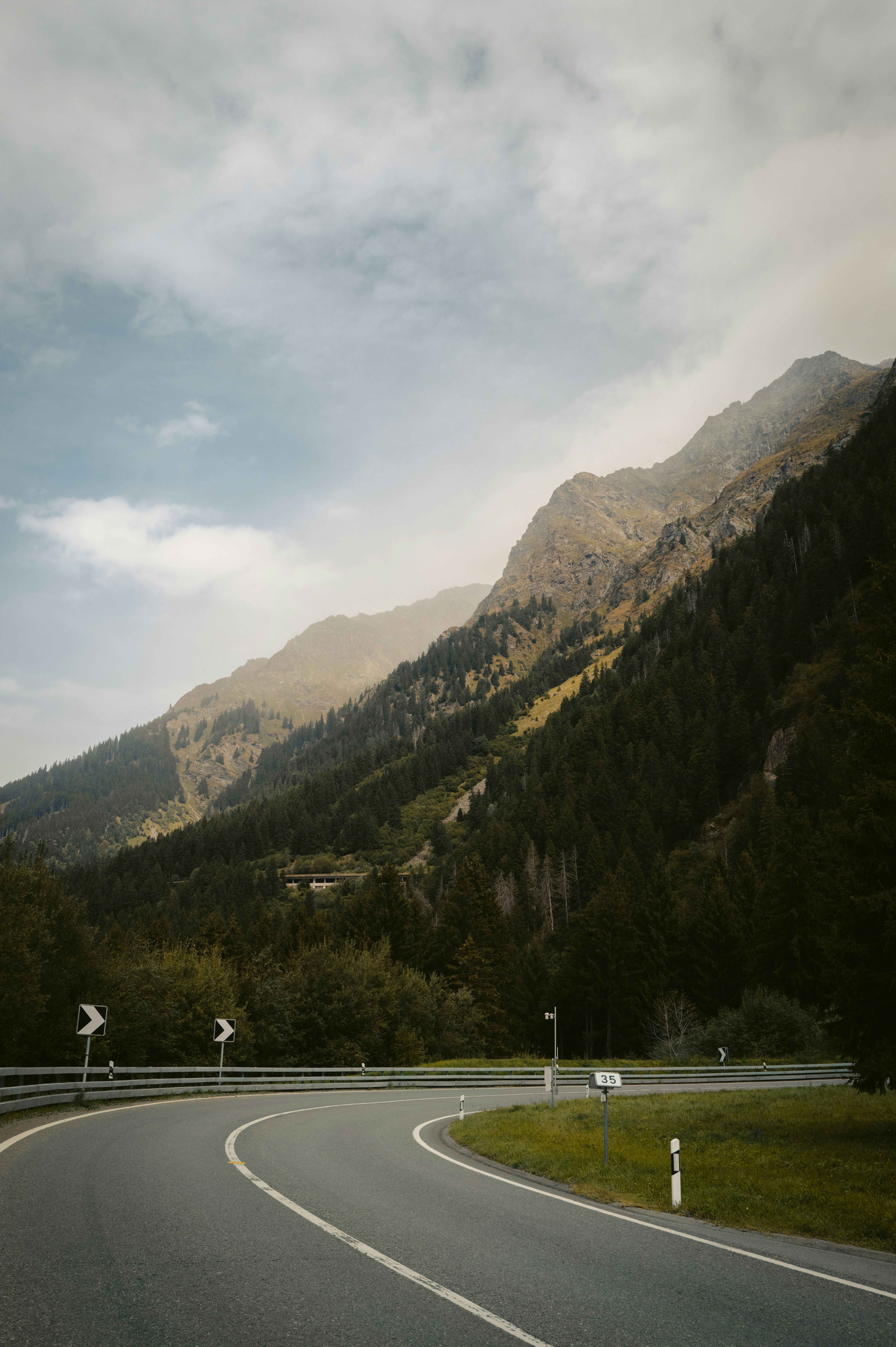 Una strada tortuosa con le montagne sullo sfondo