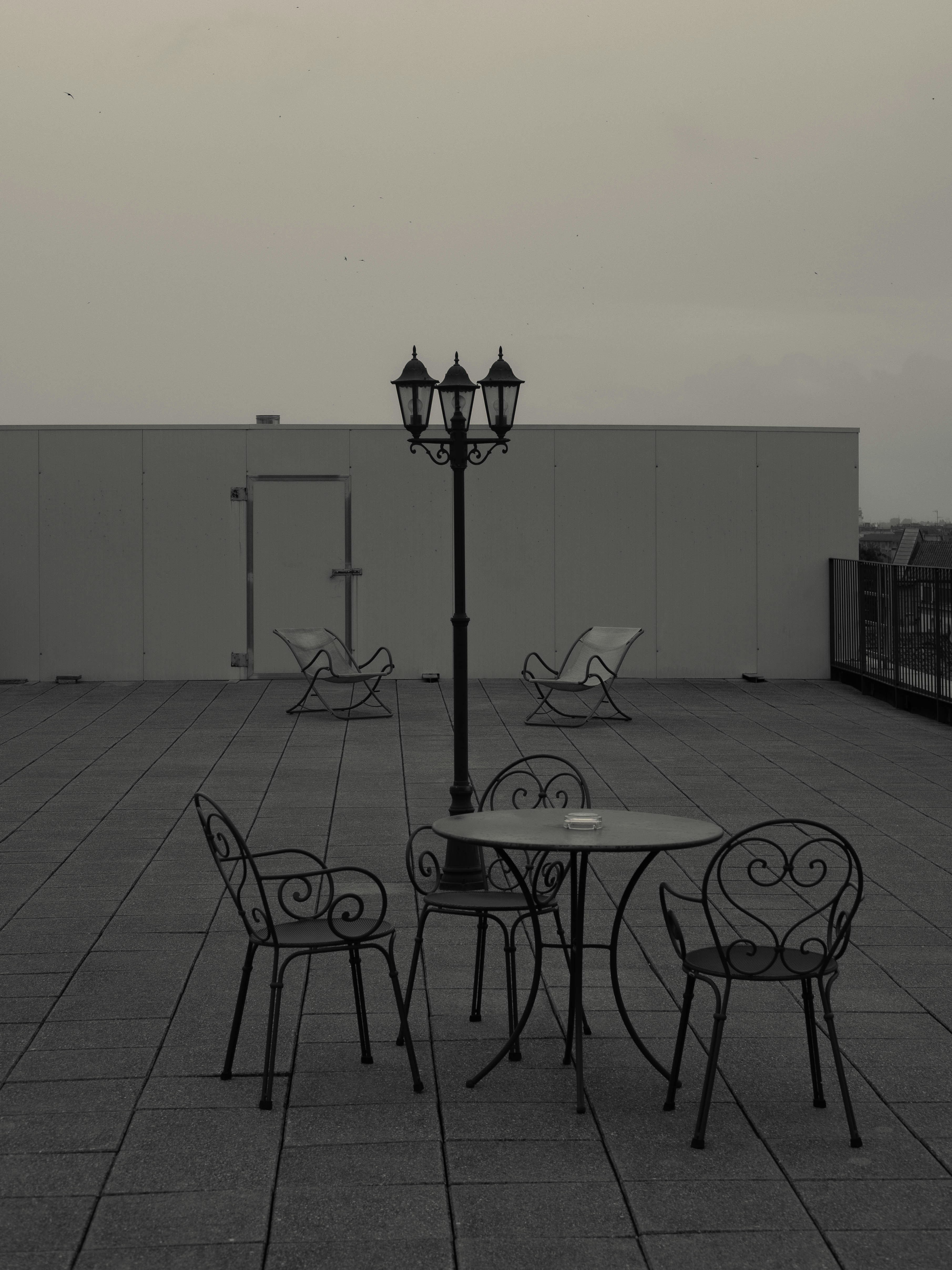 Una foto in bianco e nero di un tavolo e sedie