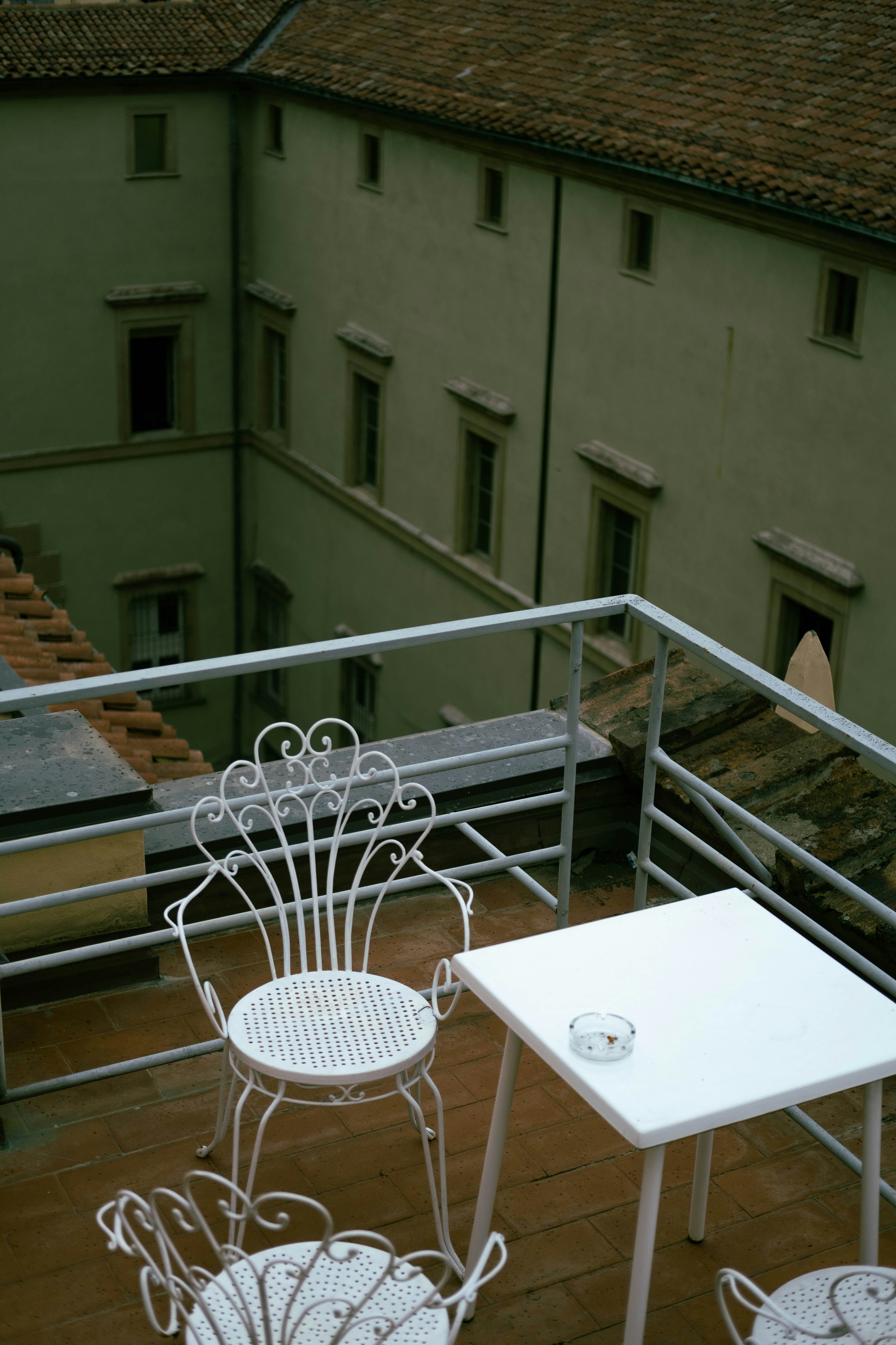 Un balcone con tavolo e sedie