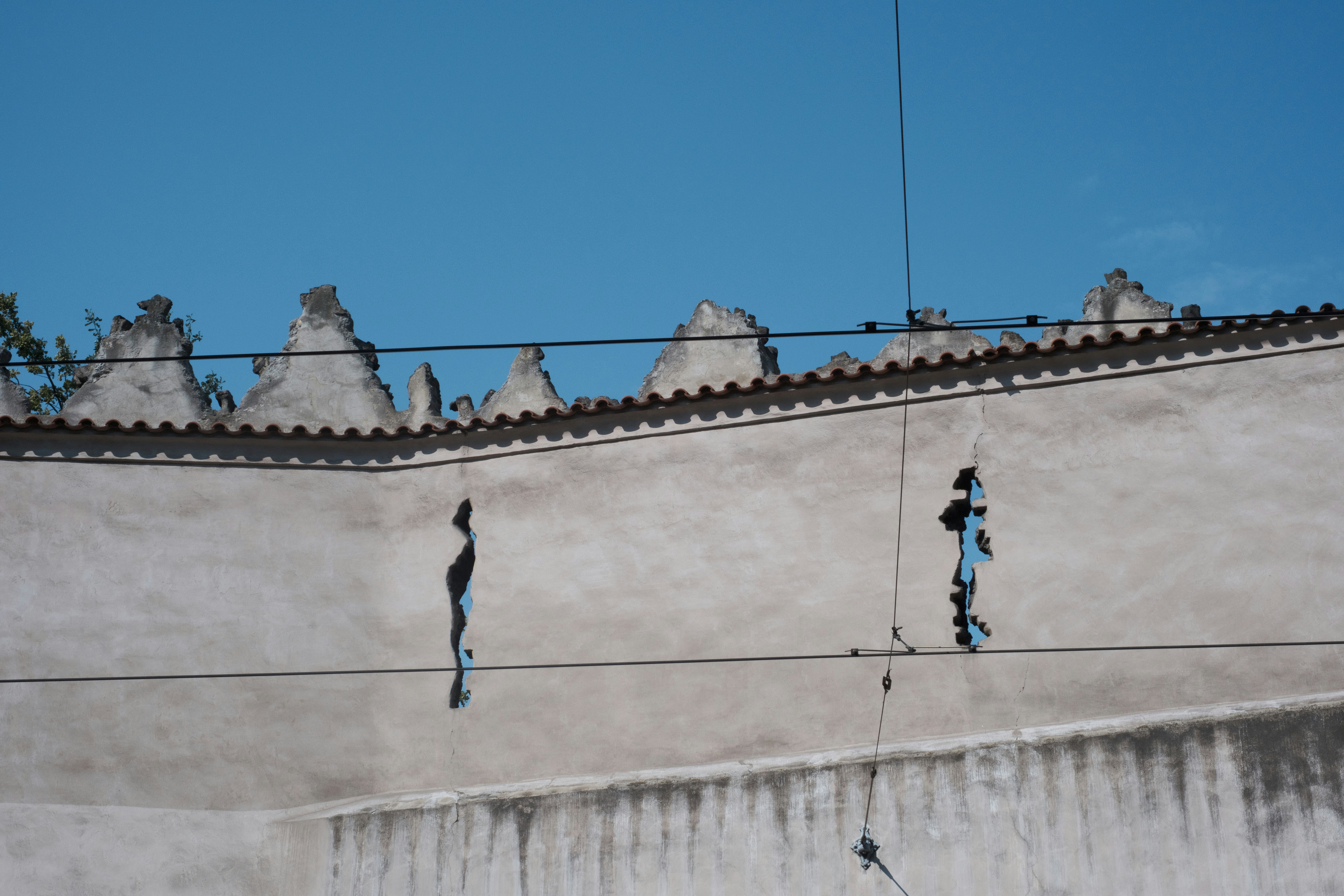 Um grupo de pássaros sentados no telhado de um prédio
