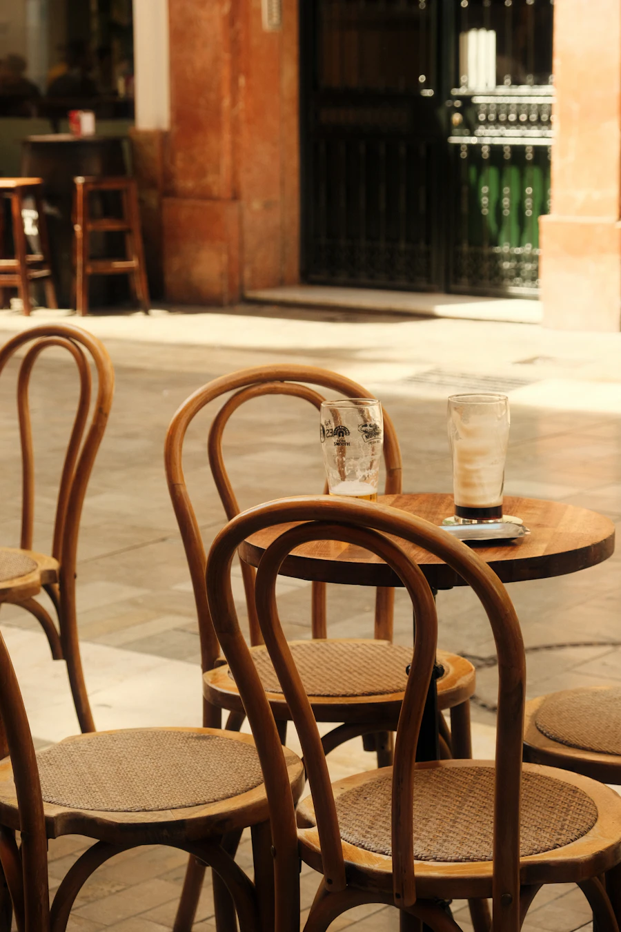 Mesas de terraza al sol