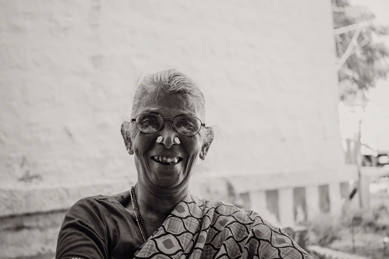 Foto en blanco y negro de una Sugar Mommy mayor.