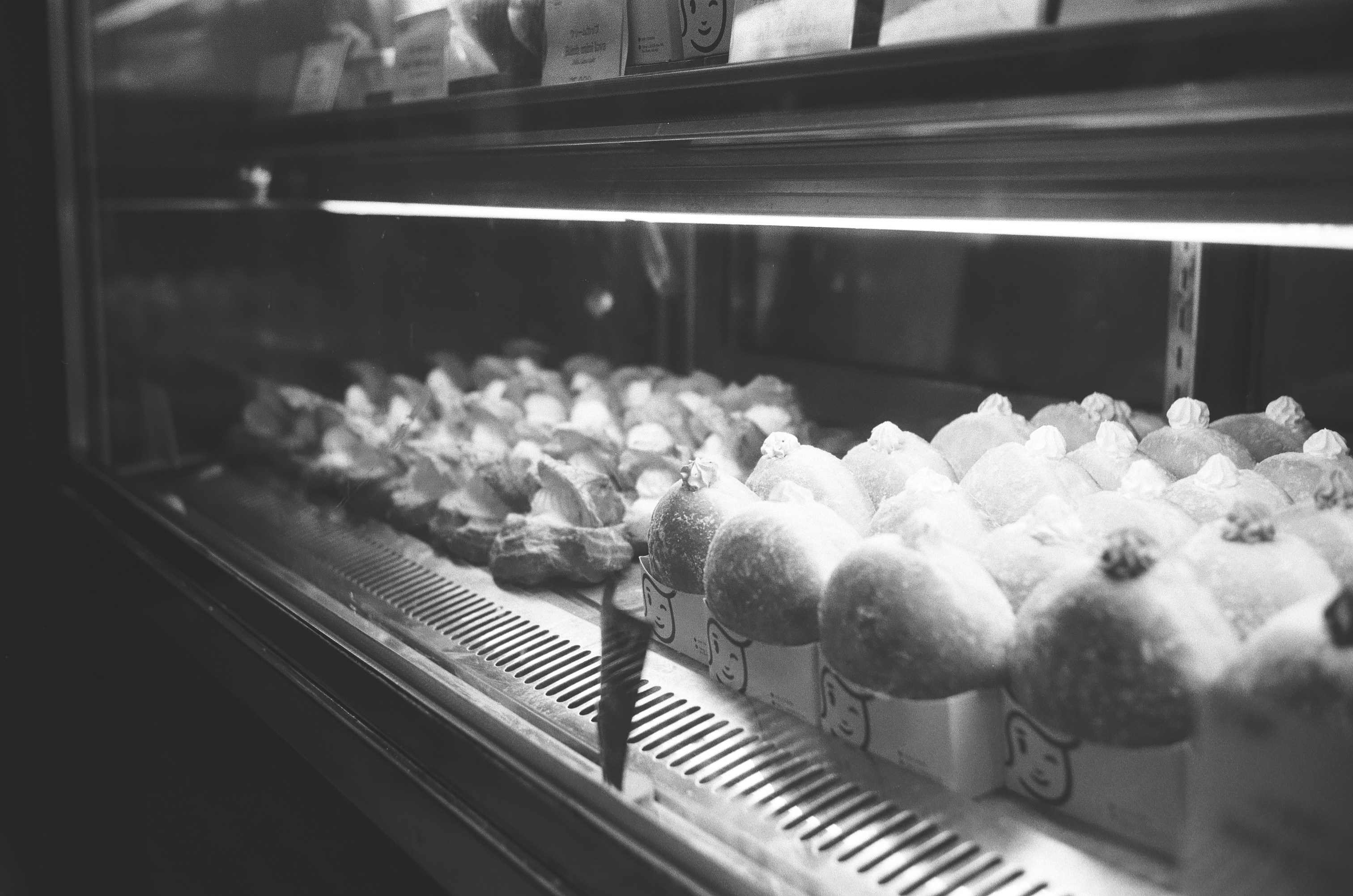 A display case filled with lots of donuts