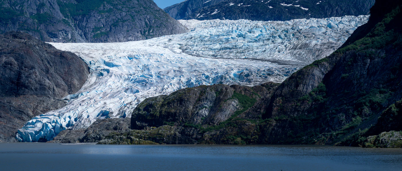 Der Mendenhall-Gletscher bei Juneau mit dem gleichnamigen See davor