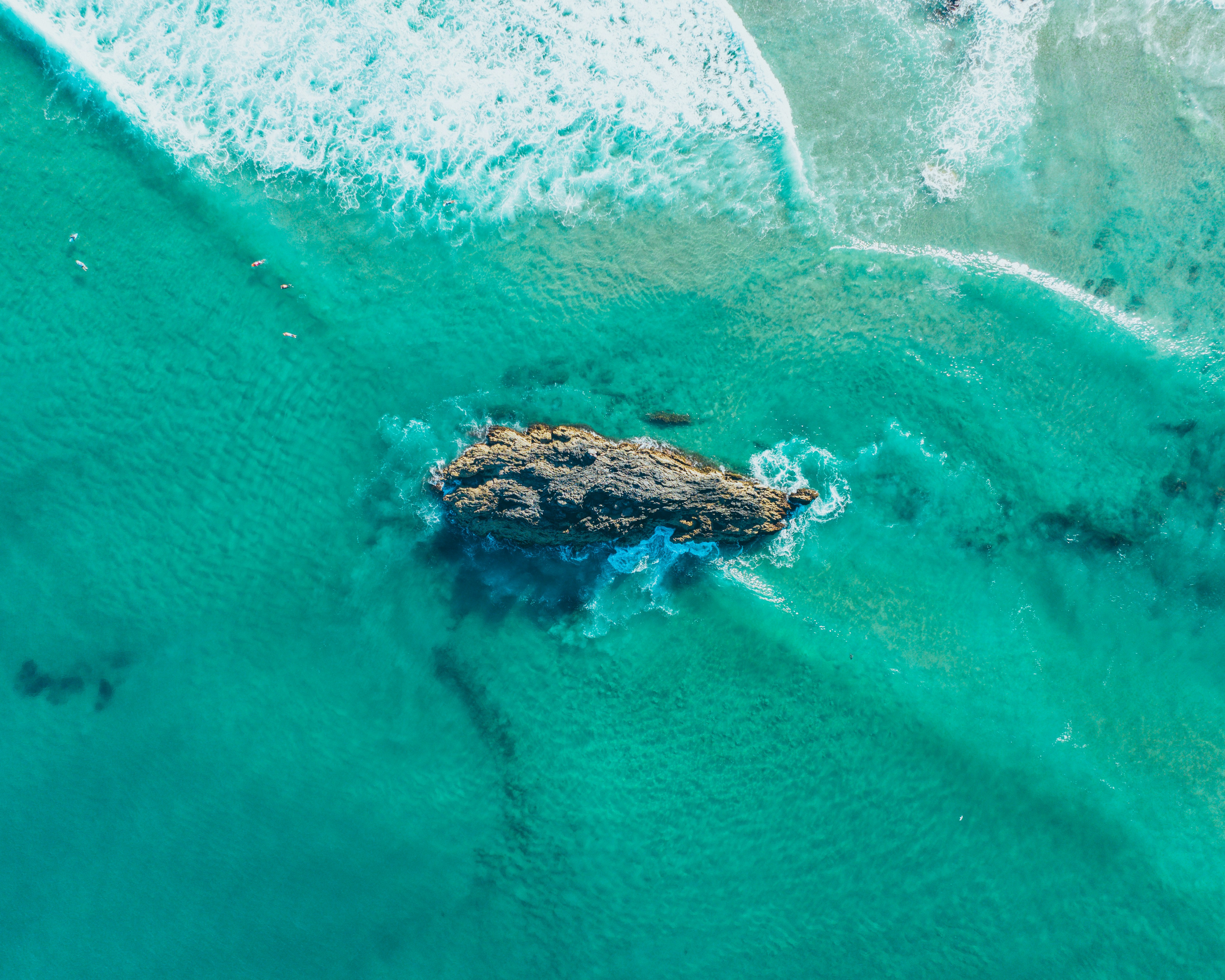 Una vista aérea de una roca en el océano