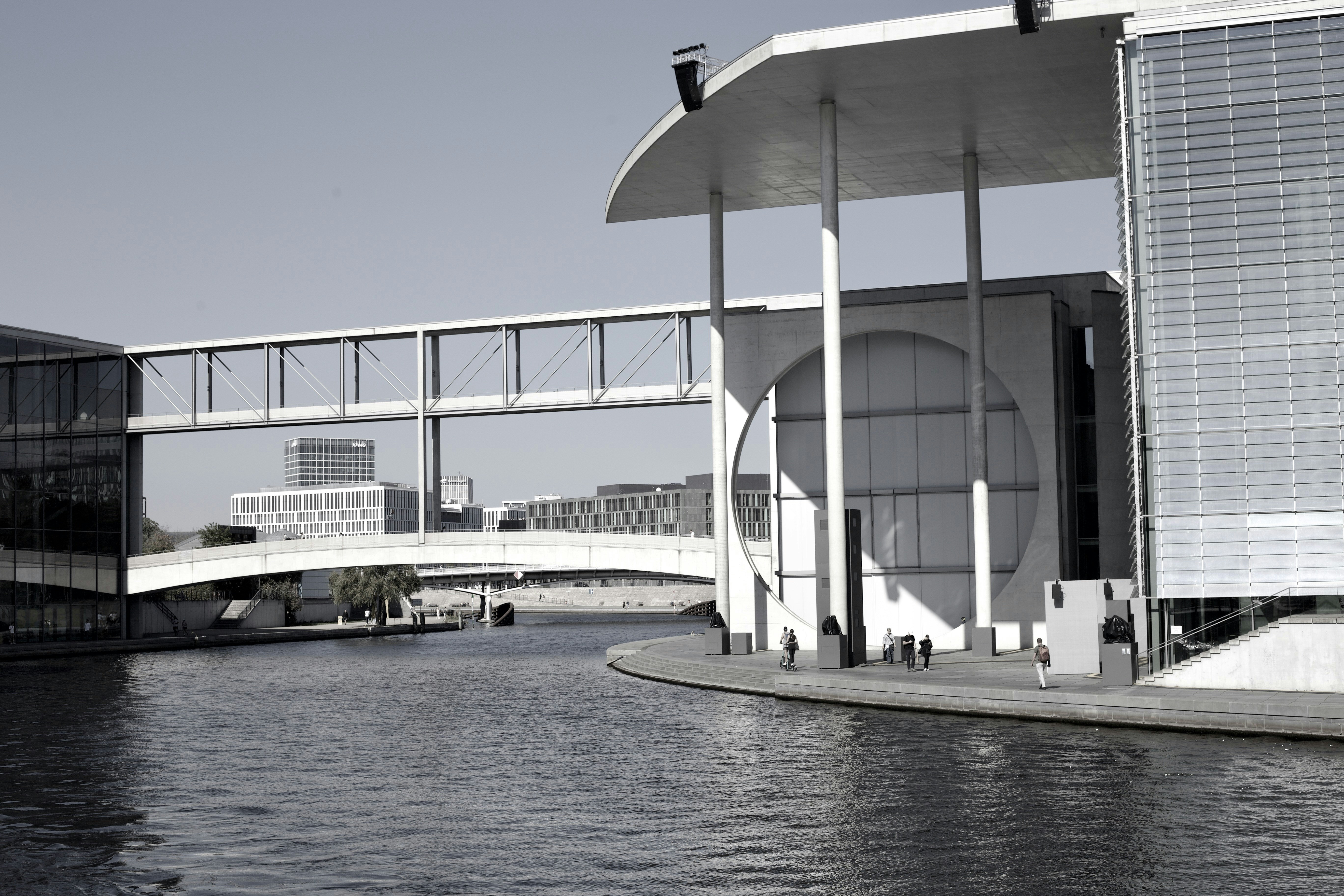 Eine Brücke über ein Gewässer neben einem Gebäude