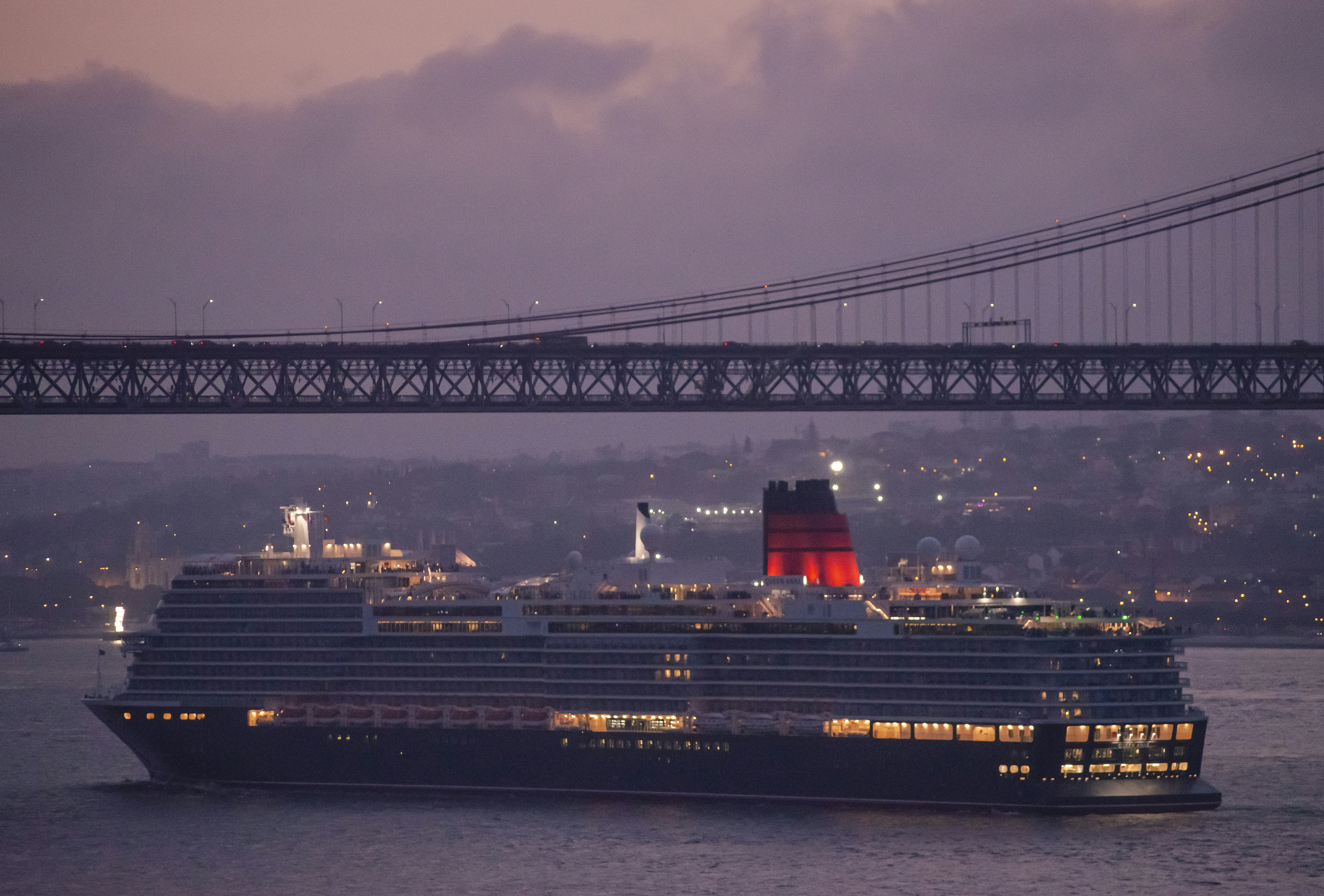 Ein Kreuzfahrtschiff im Wasser unter einer Brücke