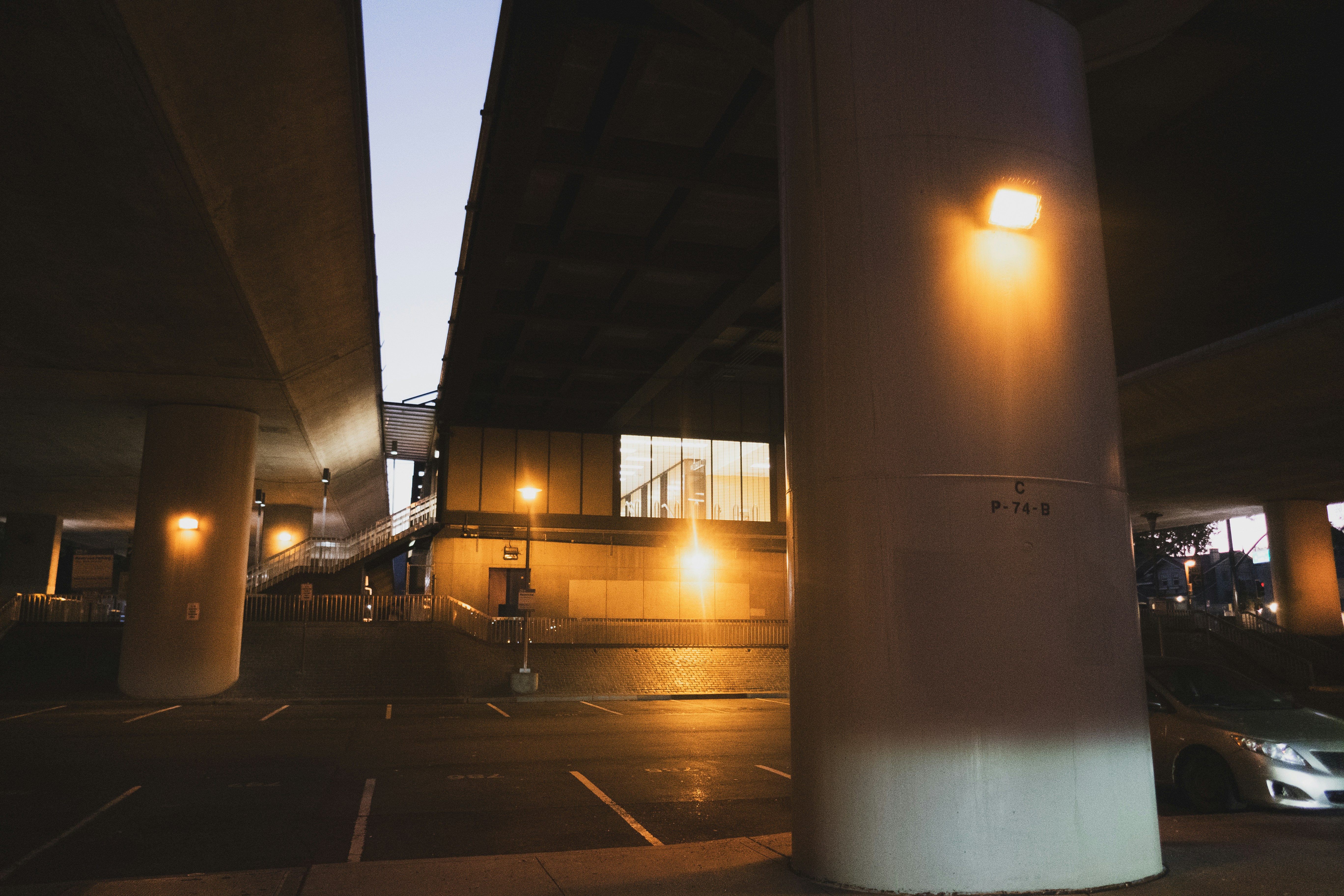 Ein Parkhaus mit eingeschaltetem Licht und einem darunter geparkten Auto