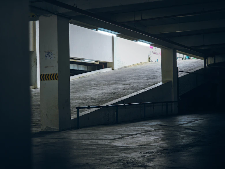 Zufahrtsrampe zu einer Parkgarage