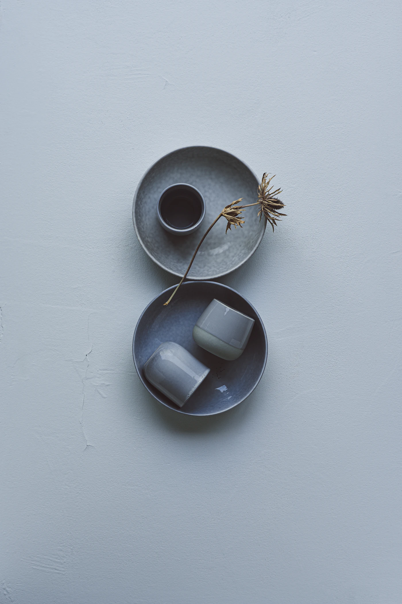 Twee minimalistische keramische schalen in aardetinten