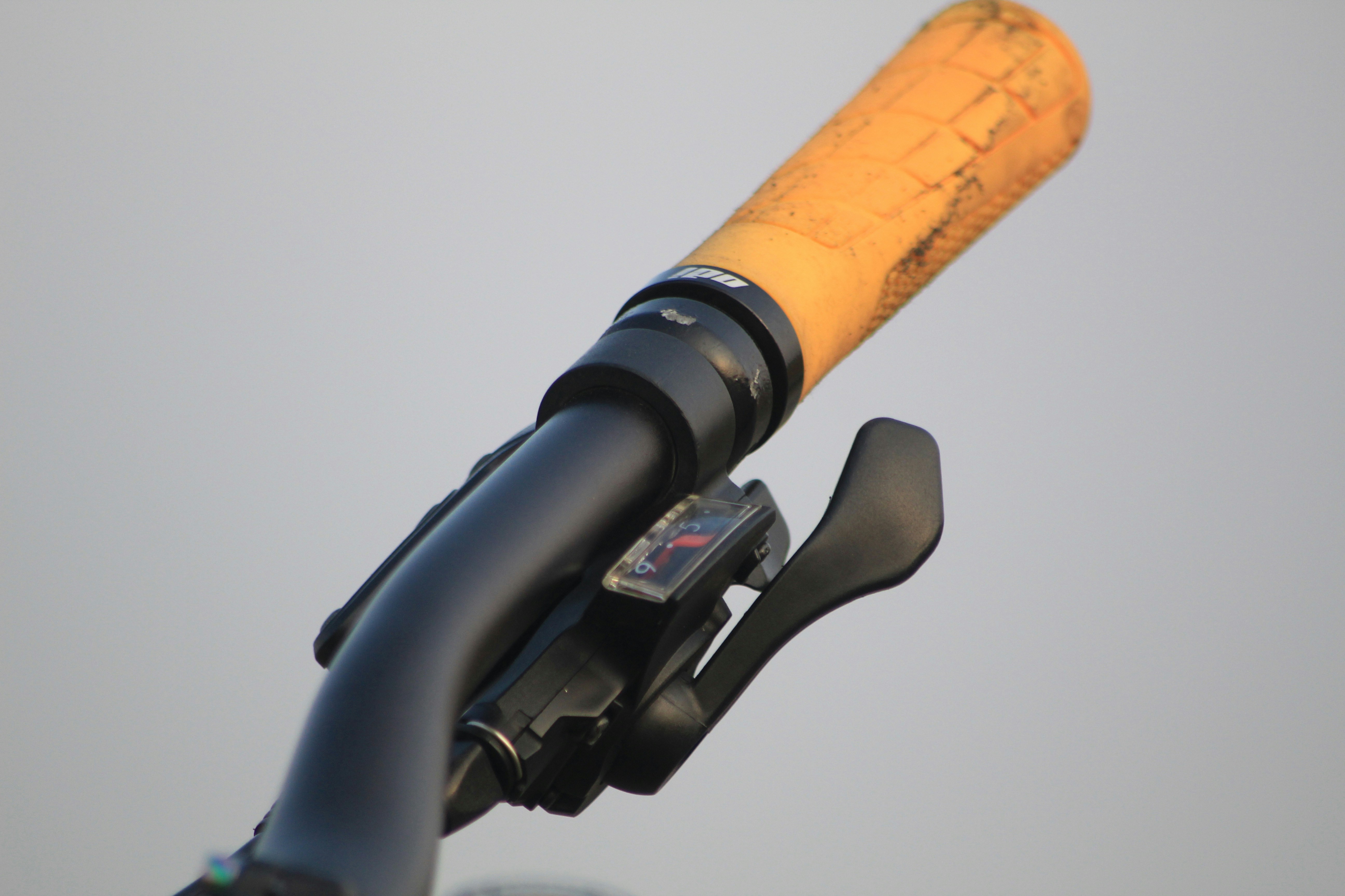 Un primo piano di una mazza da baseball su una bicicletta