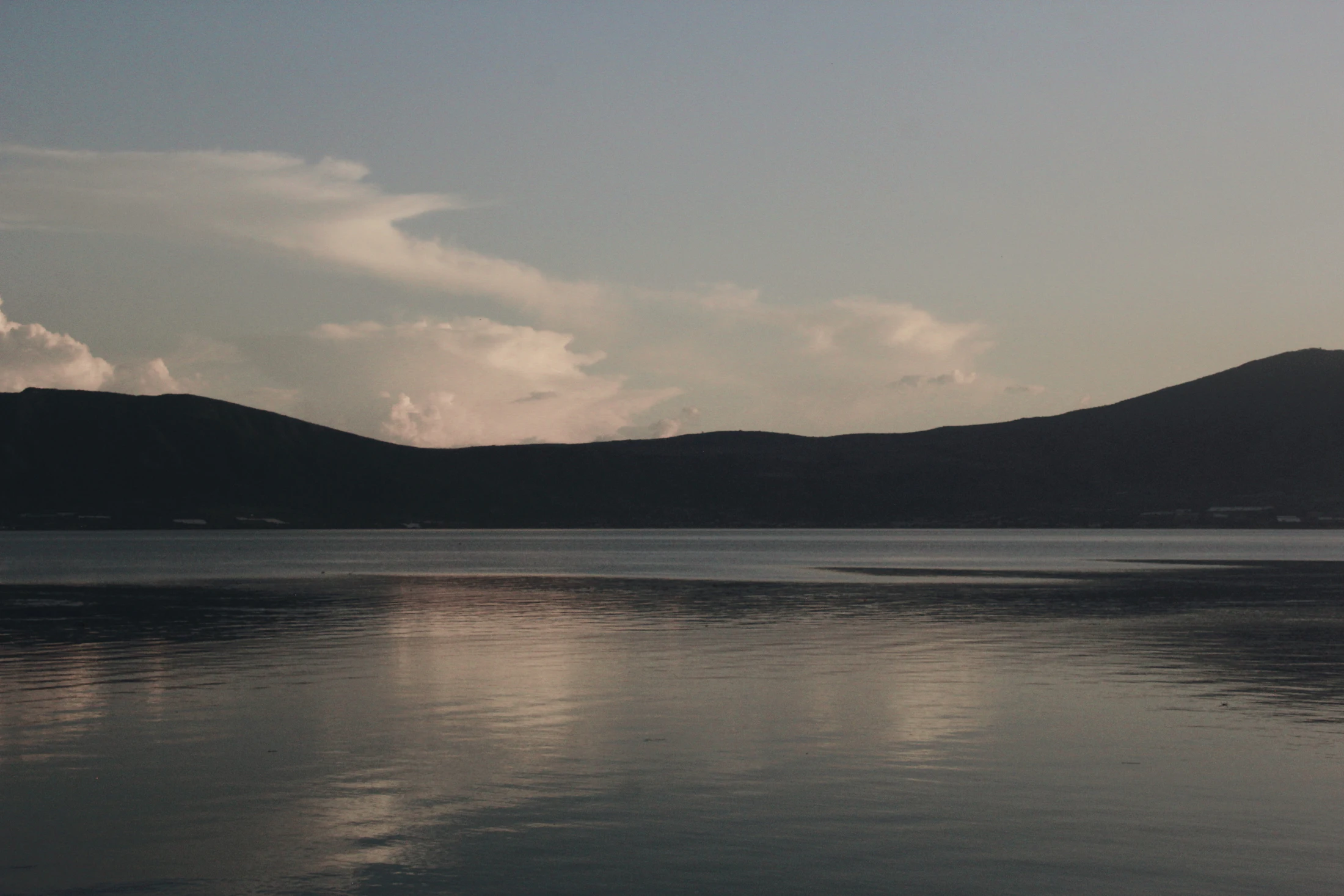 Lago de Chapala con las montañas al fondo