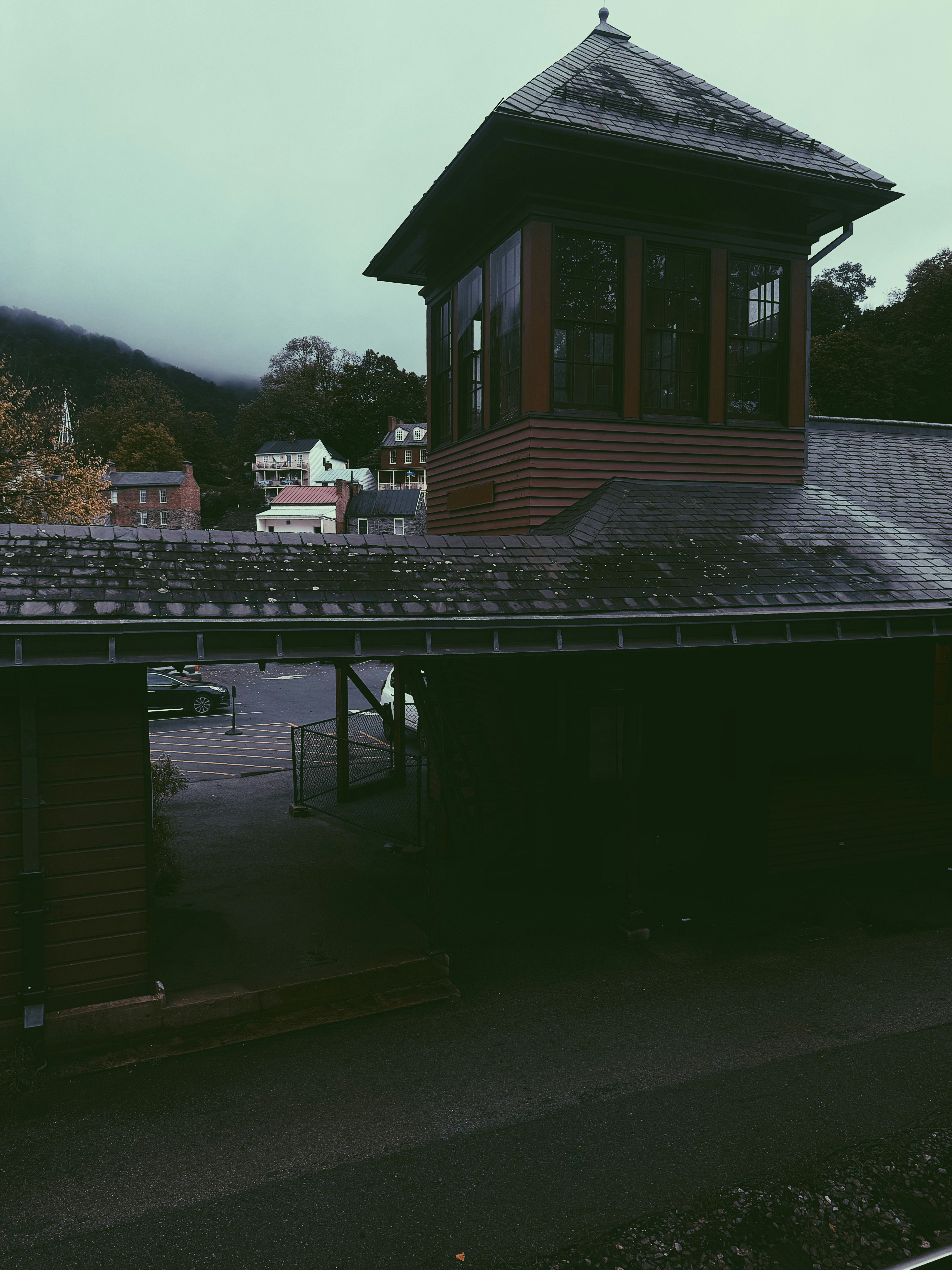 Una stazione ferroviaria con una torre dell'orologio in cima