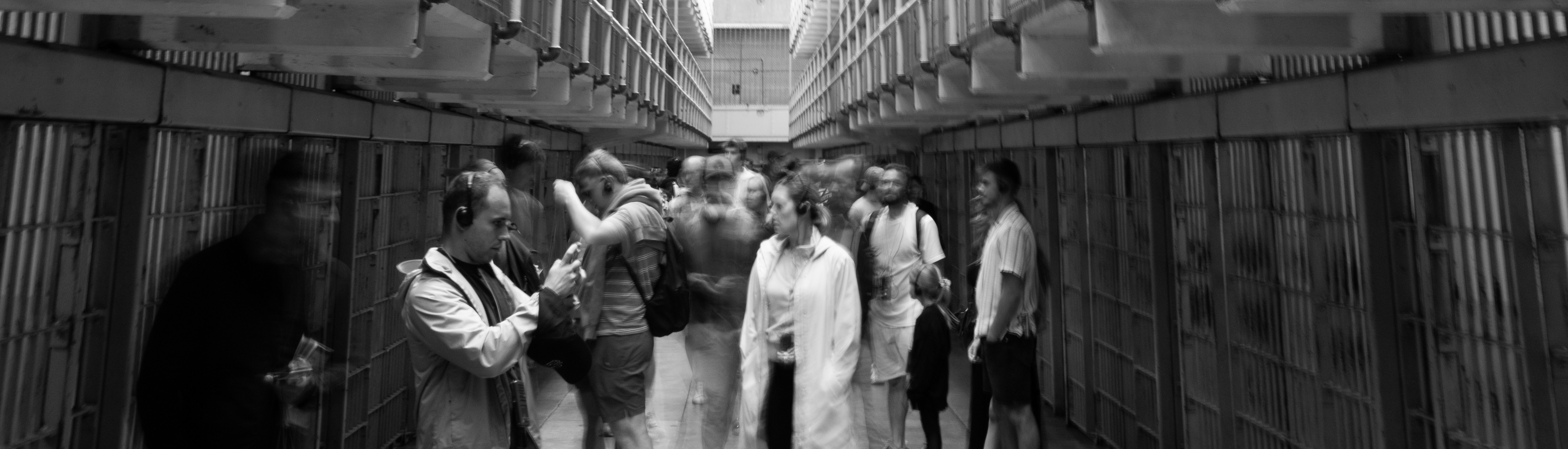 廊下に立つ人々のグループ