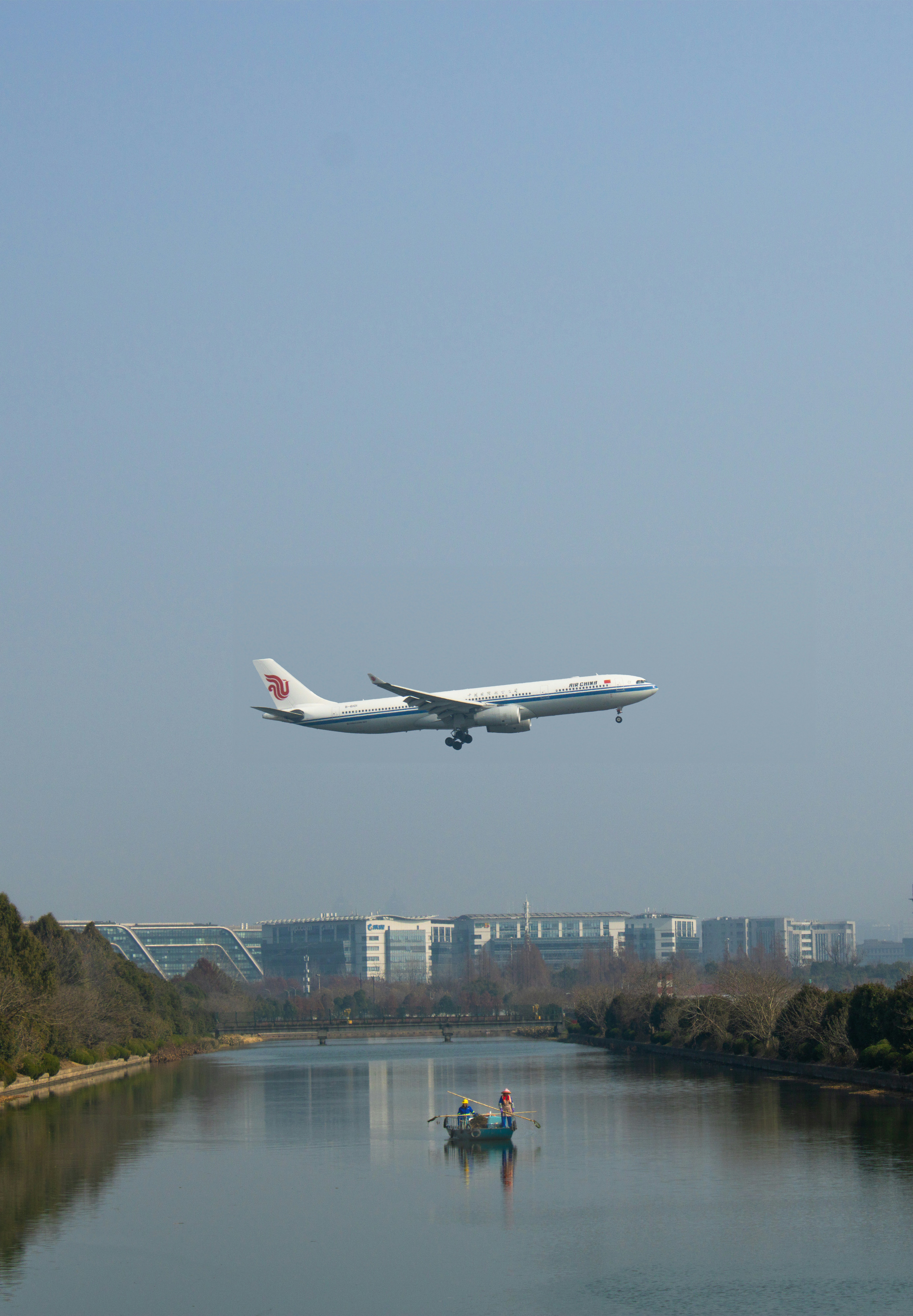 水域の上空を飛ぶ飛行機