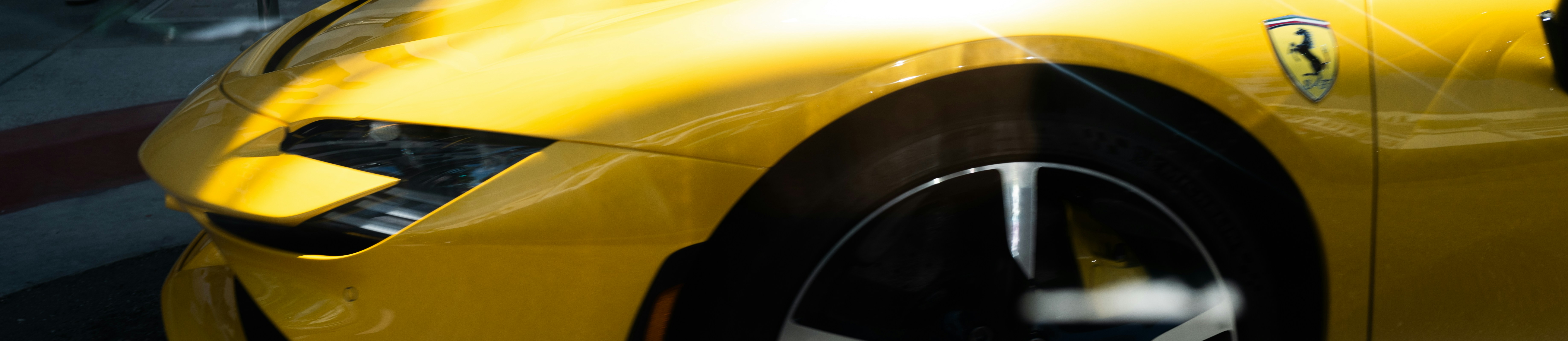 黄色いスポーツカーのクローズアップ
