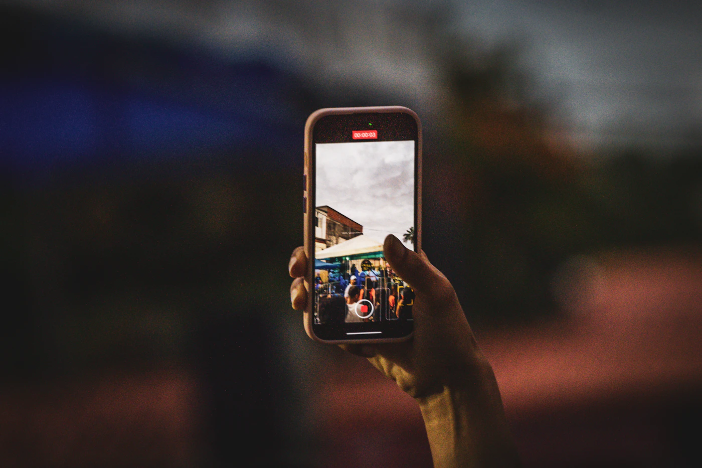 Una persona tomando una foto con un teléfono celular