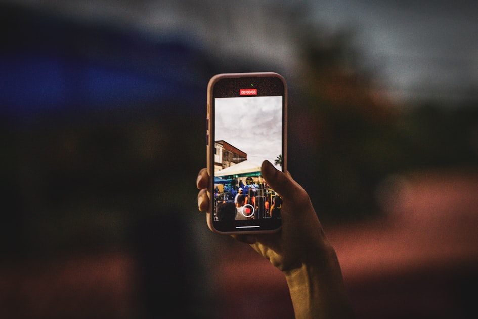 Personne prenant une photo avec un téléphone portable