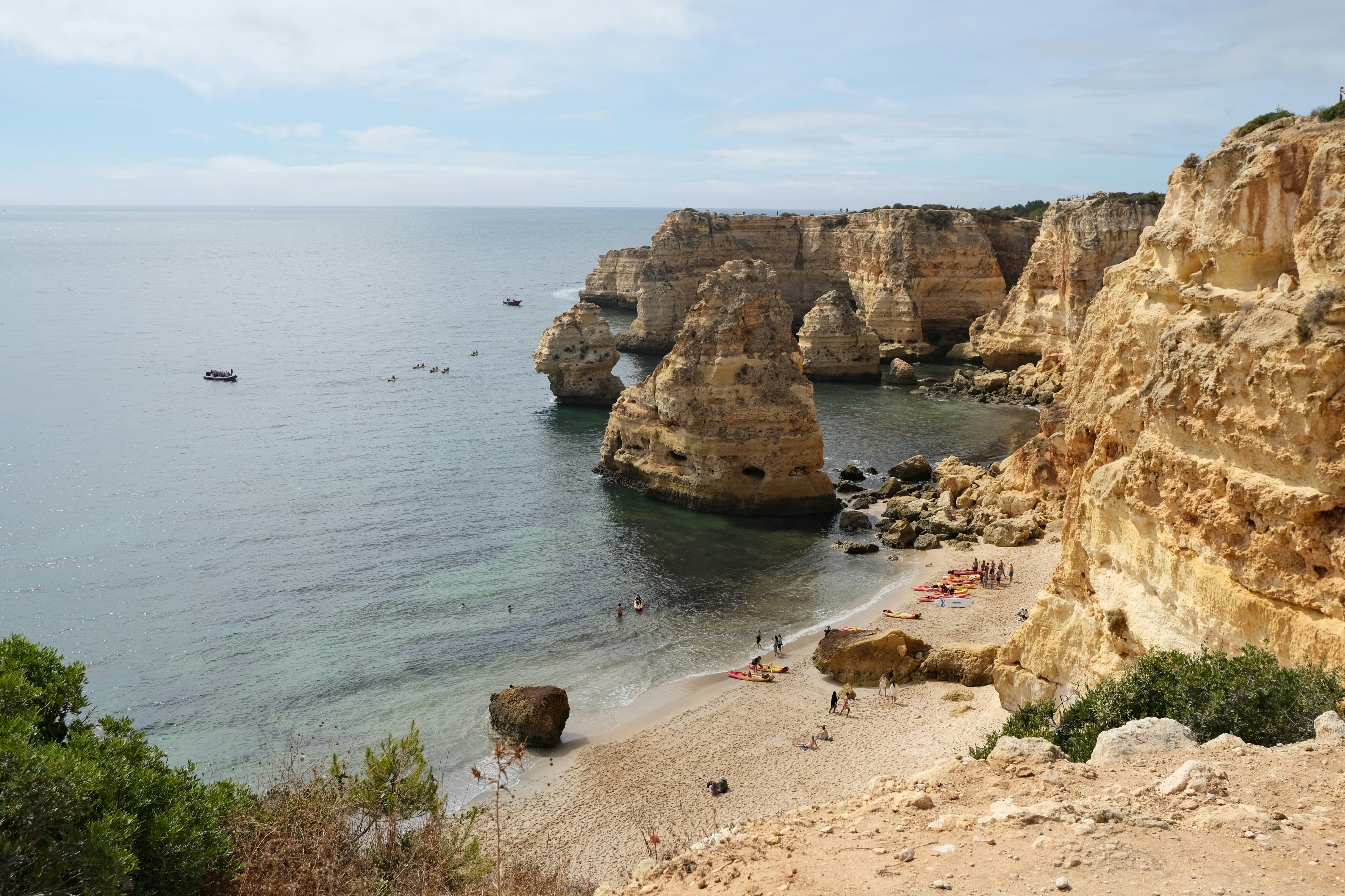 Une vue d’une plage rocheuse avec un bateau dans l’eau